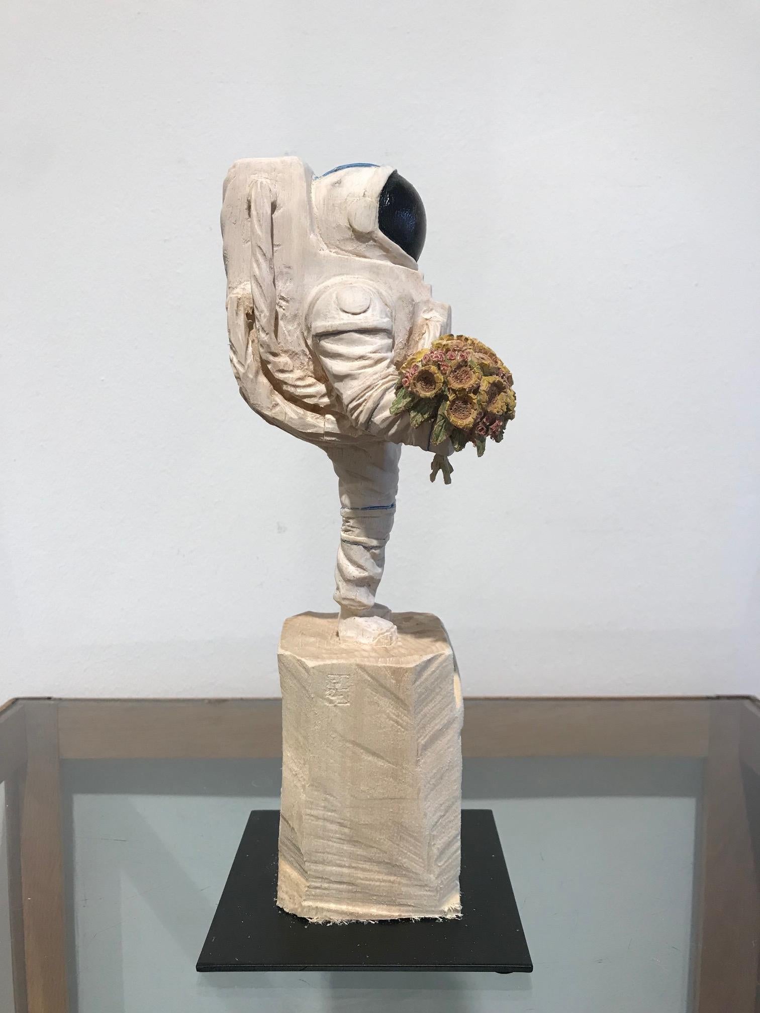 ''Ich liebe dich Mama'' Einzigartige Holzskulptur eines Astronauten mit Blumen 2