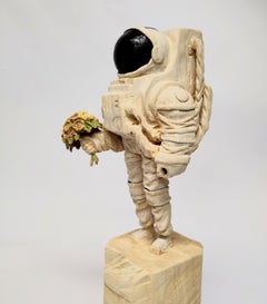 « I Love You Mommy » Sculpture unique en bois d'astronaute avec fleurs