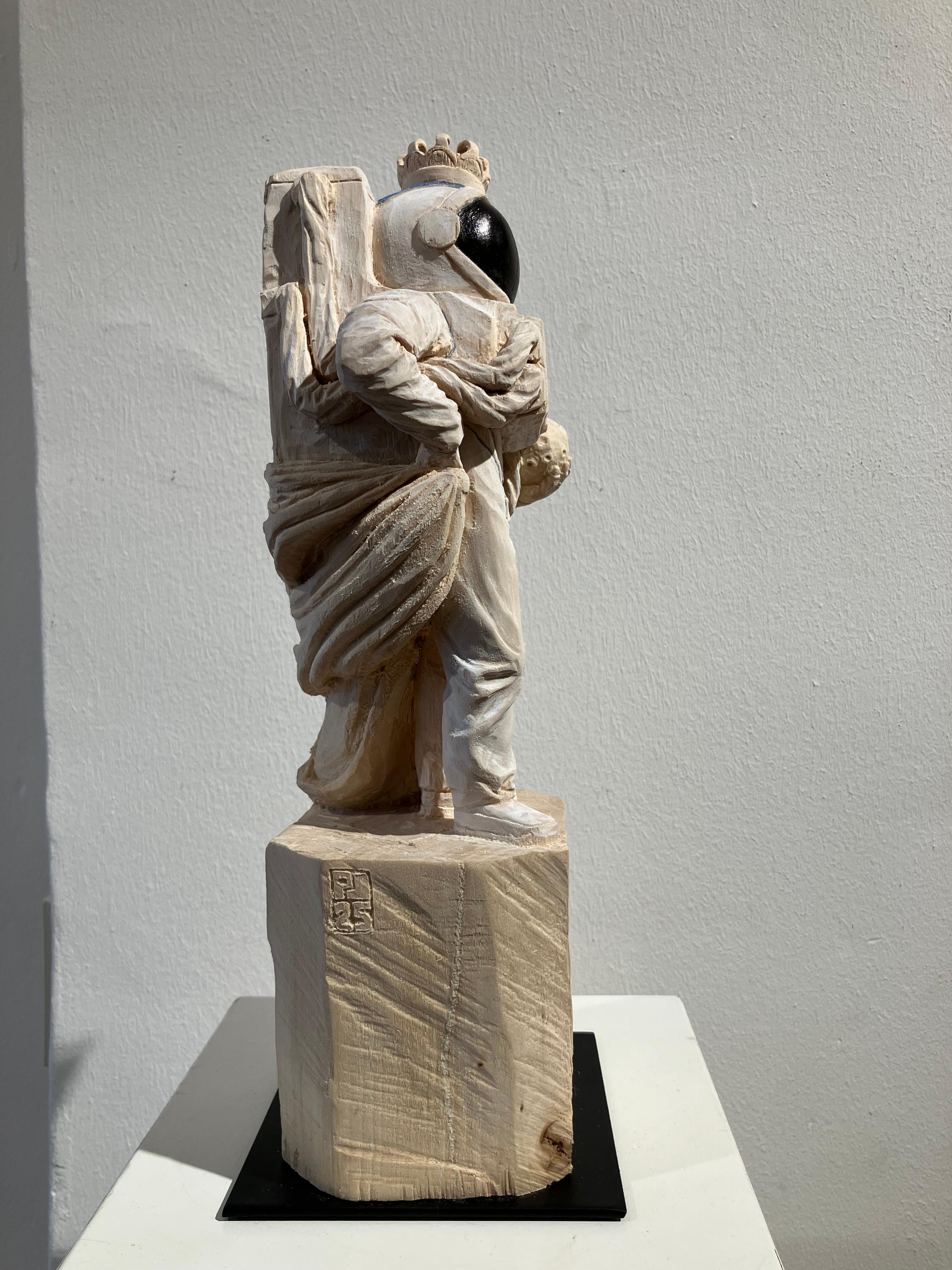 ''Rey de la Luna'' Escultura única de madera de astronauta con corona en venta 5