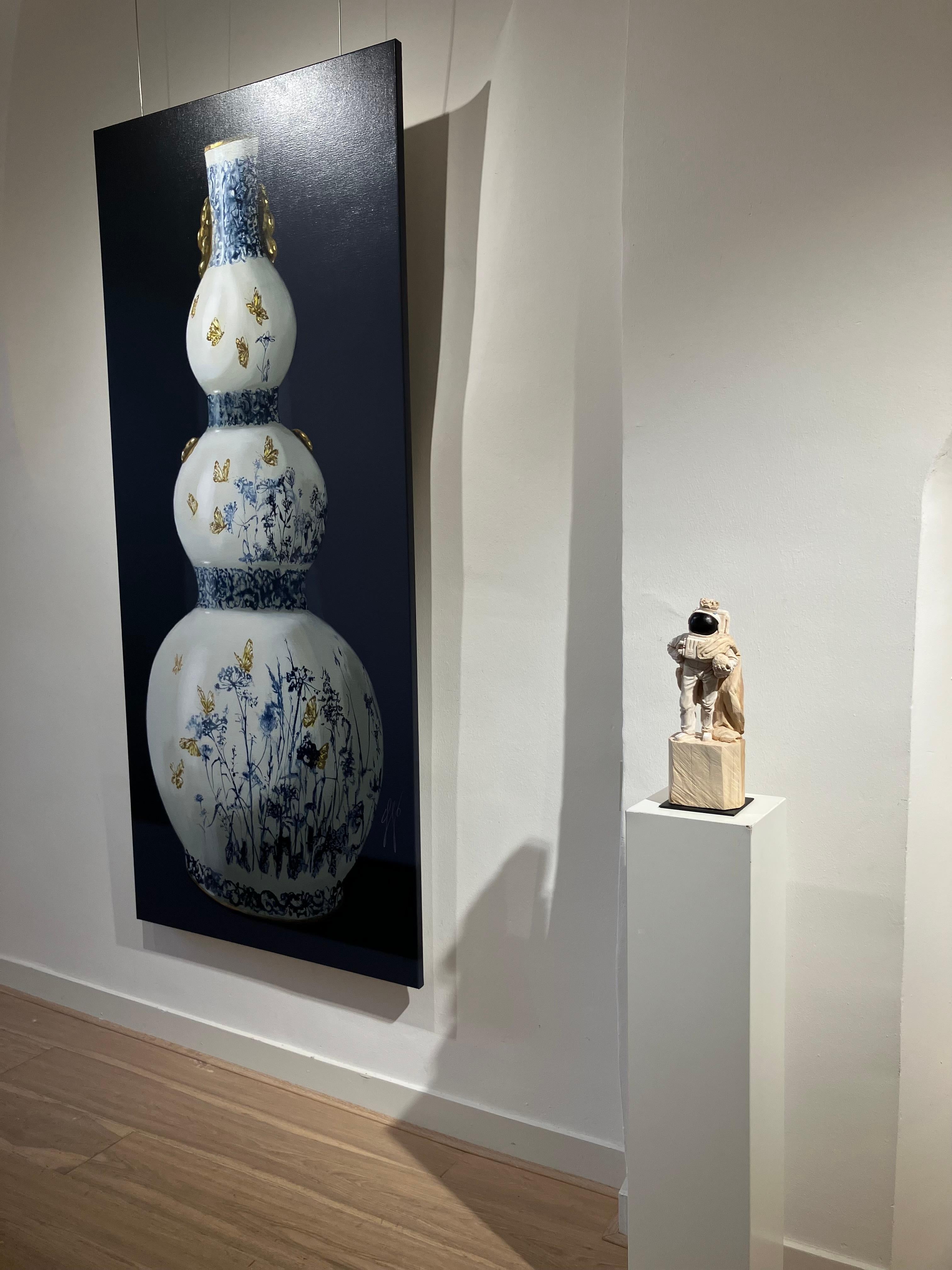 ''Rey de la Luna'' Escultura única de madera de astronauta con corona en venta 6