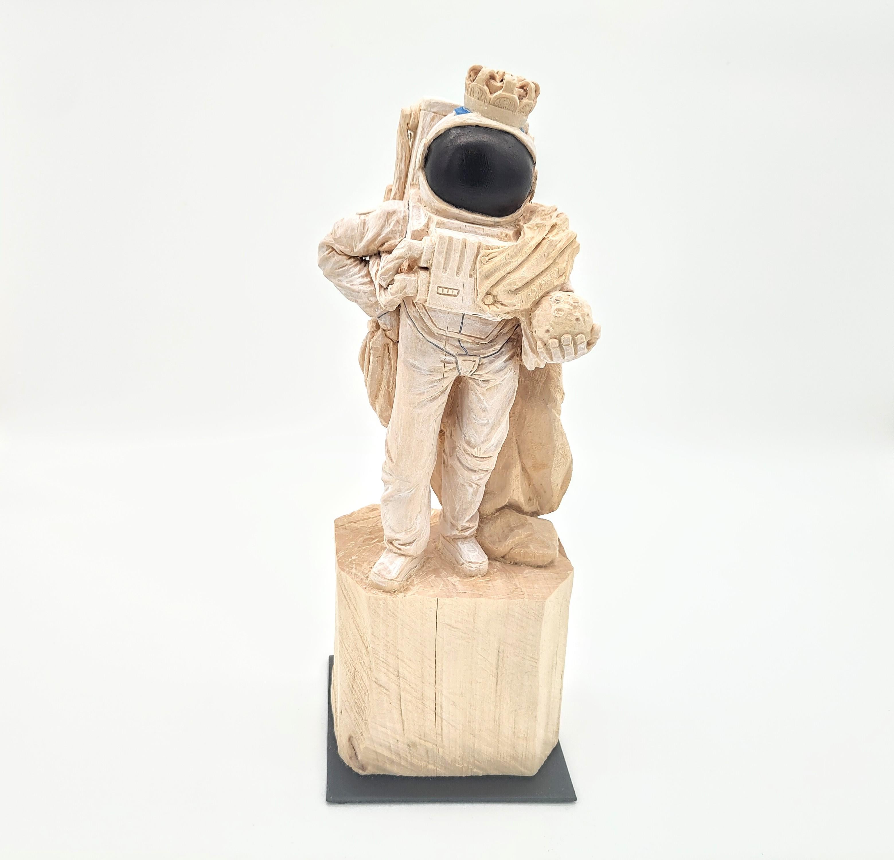 ''Rey de la Luna'' Escultura única de madera de astronauta con corona - Sculpture de Philipp Liehr