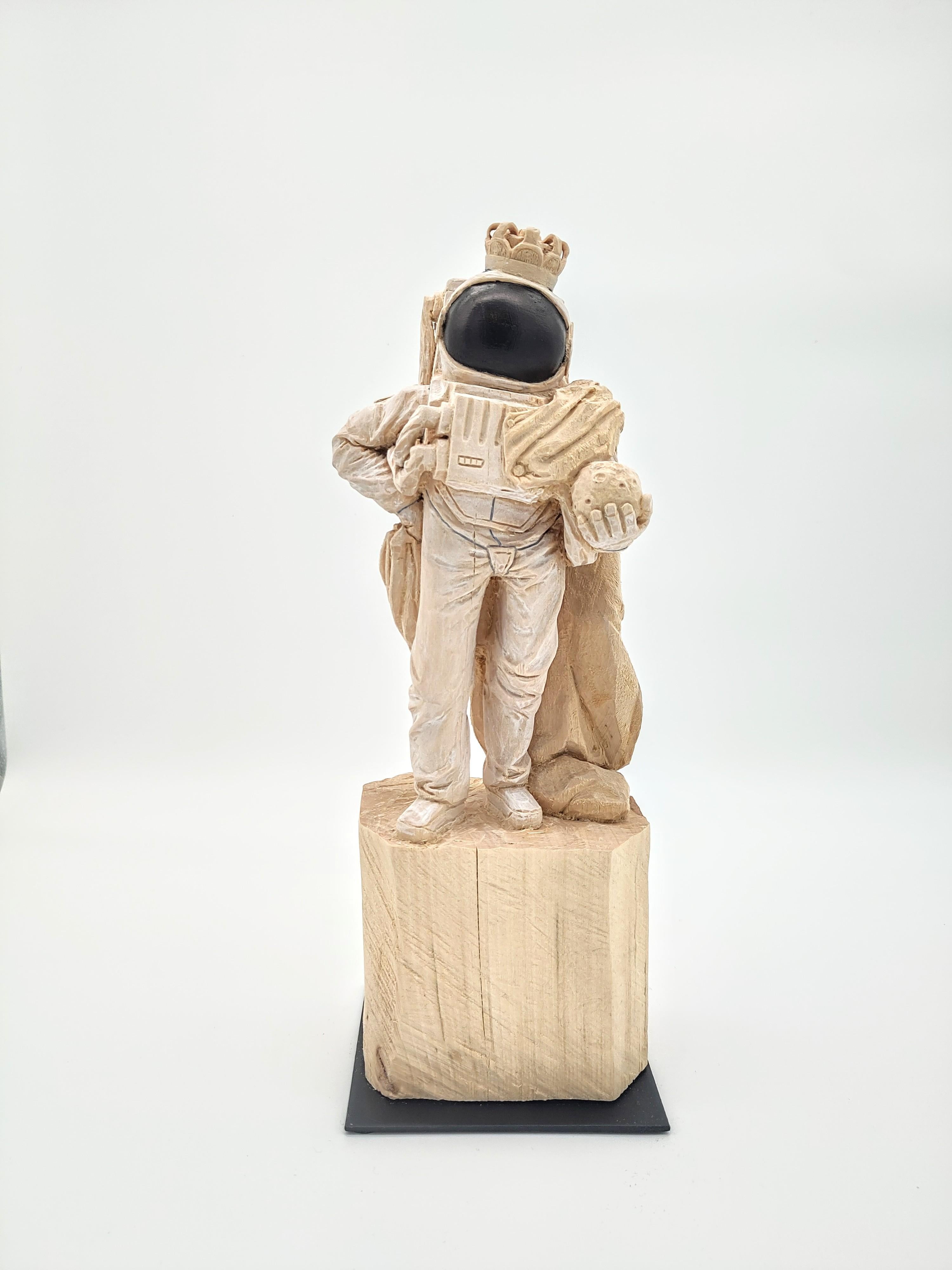 ''Rey de la Luna'' Escultura única de madera de astronauta con corona - Sculpture Contemporáneo de Philipp Liehr