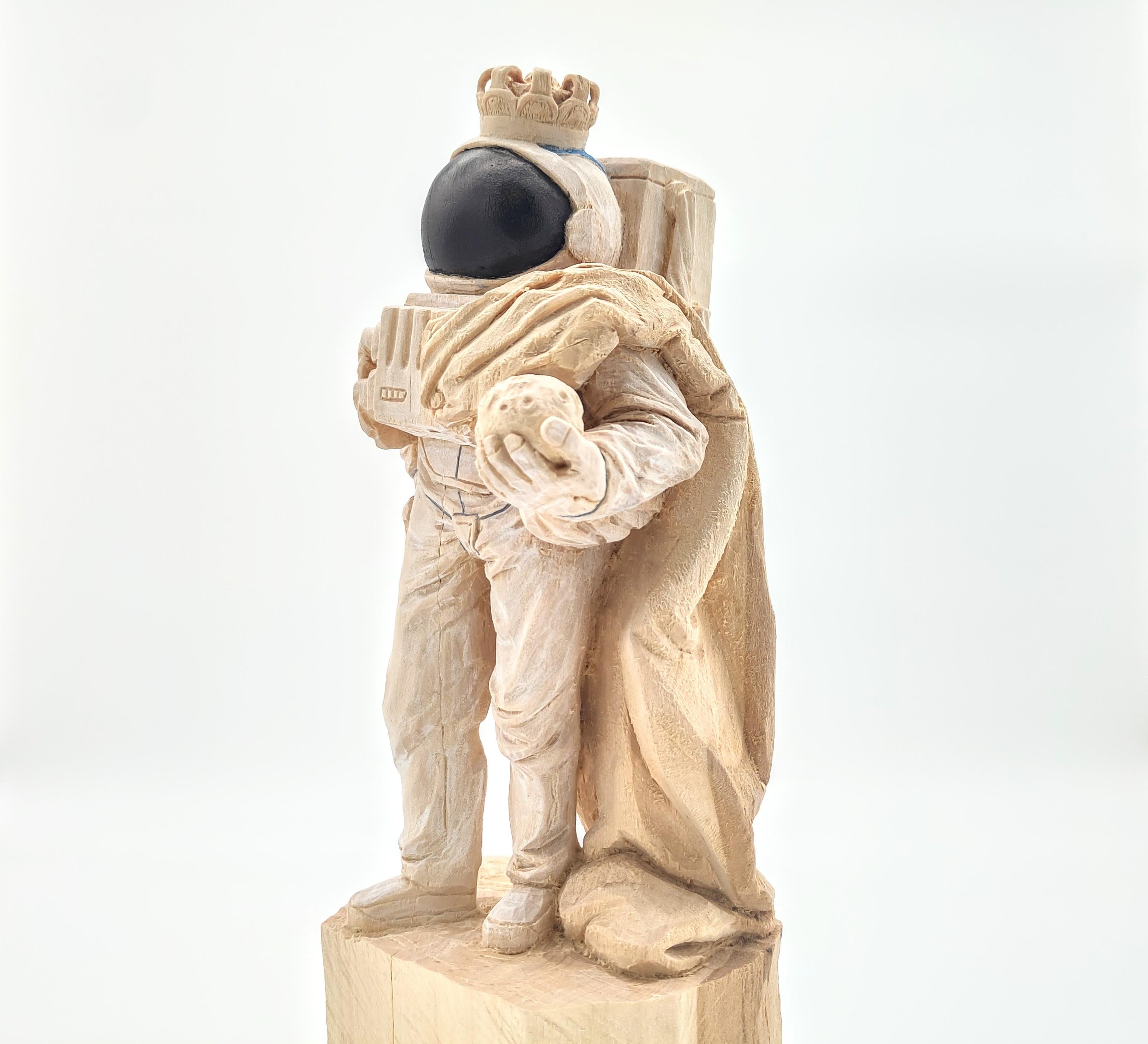 ''Rey de la Luna'' Escultura única de madera de astronauta con corona - Figurative Sculpture Marrón de Philipp Liehr