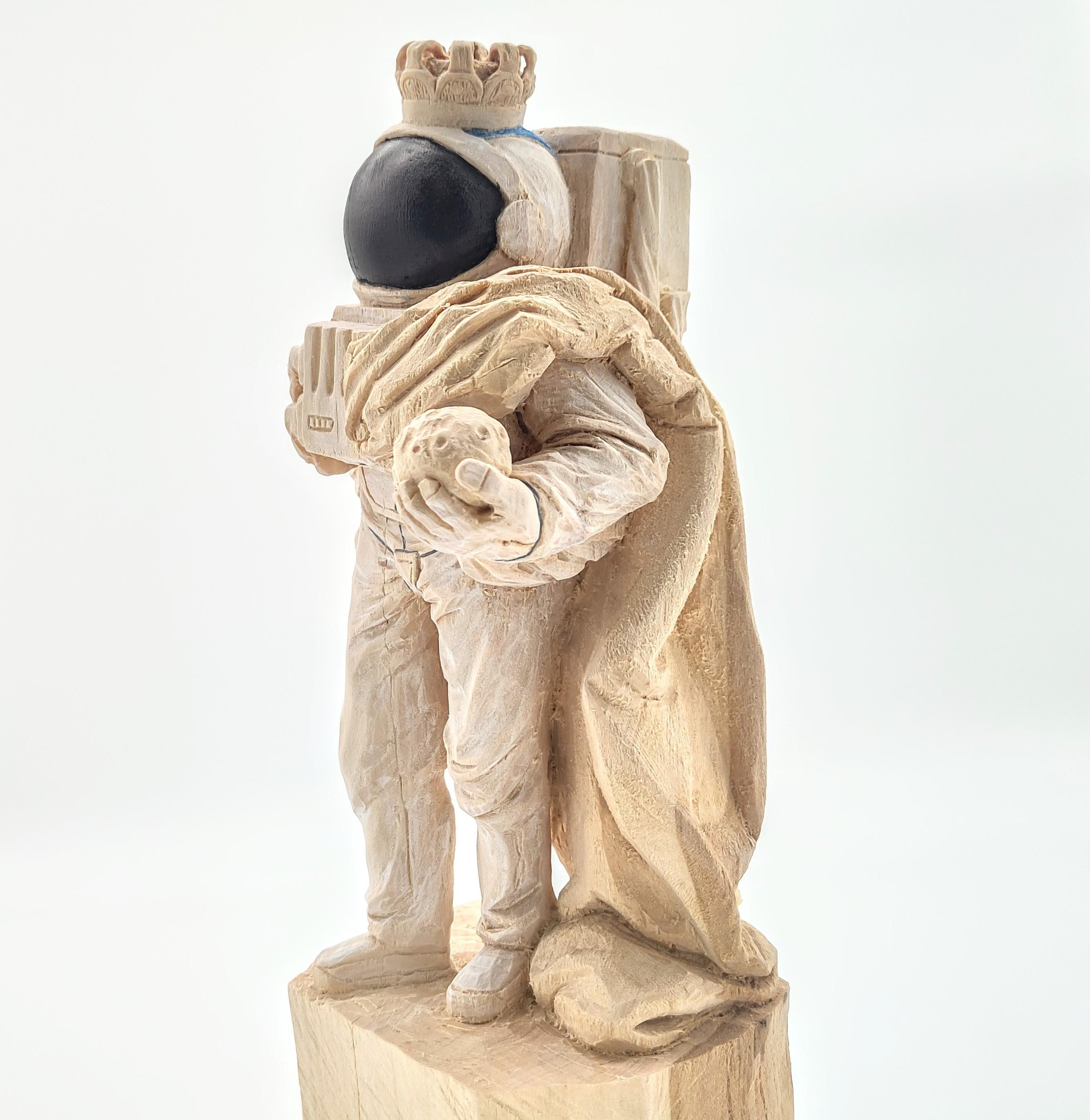 ''Rey de la Luna'' Escultura única de madera de astronauta con corona en venta 1