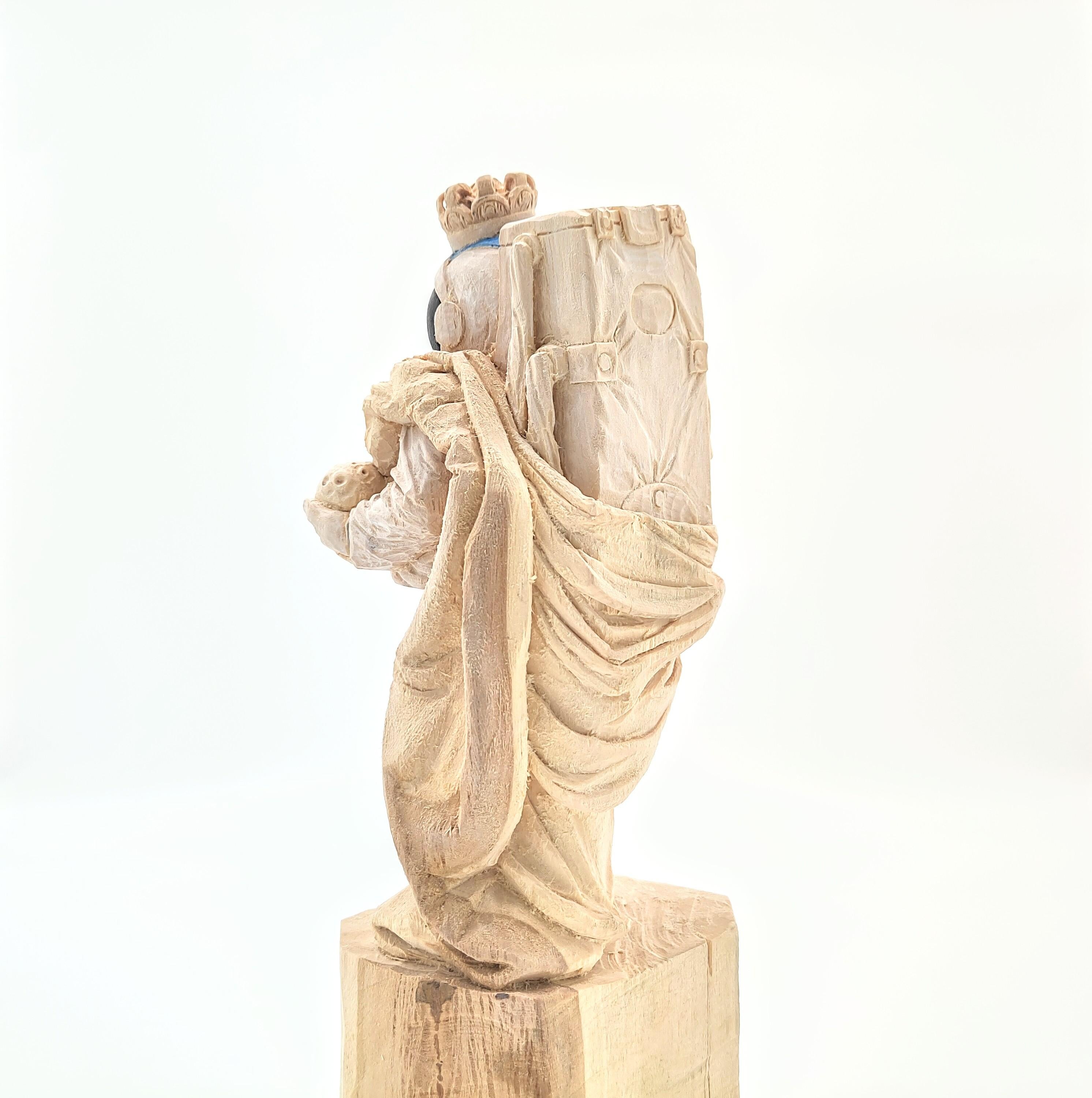 ''Rey de la Luna'' Escultura única de madera de astronauta con corona en venta 2