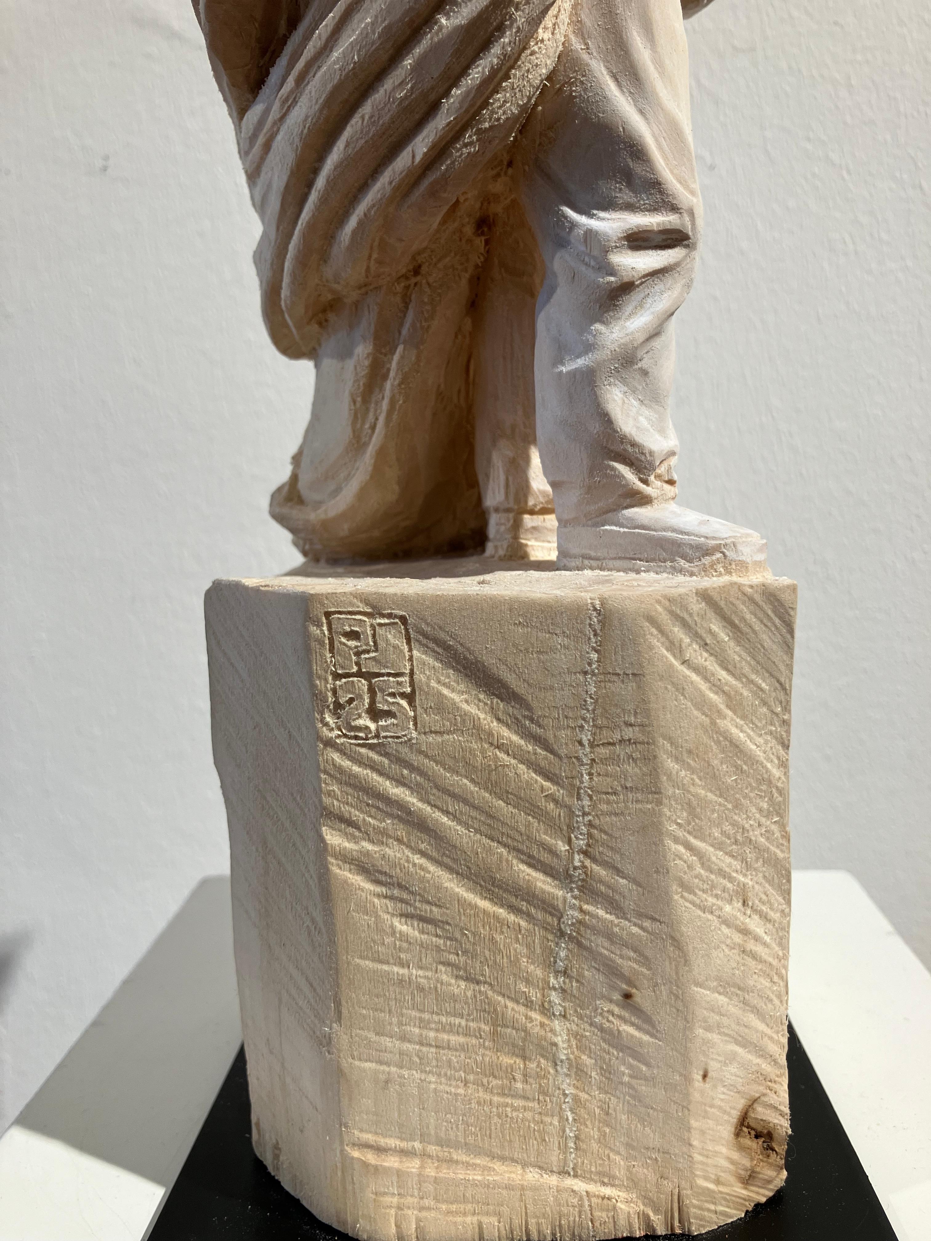 ''Rey de la Luna'' Escultura única de madera de astronauta con corona en venta 4
