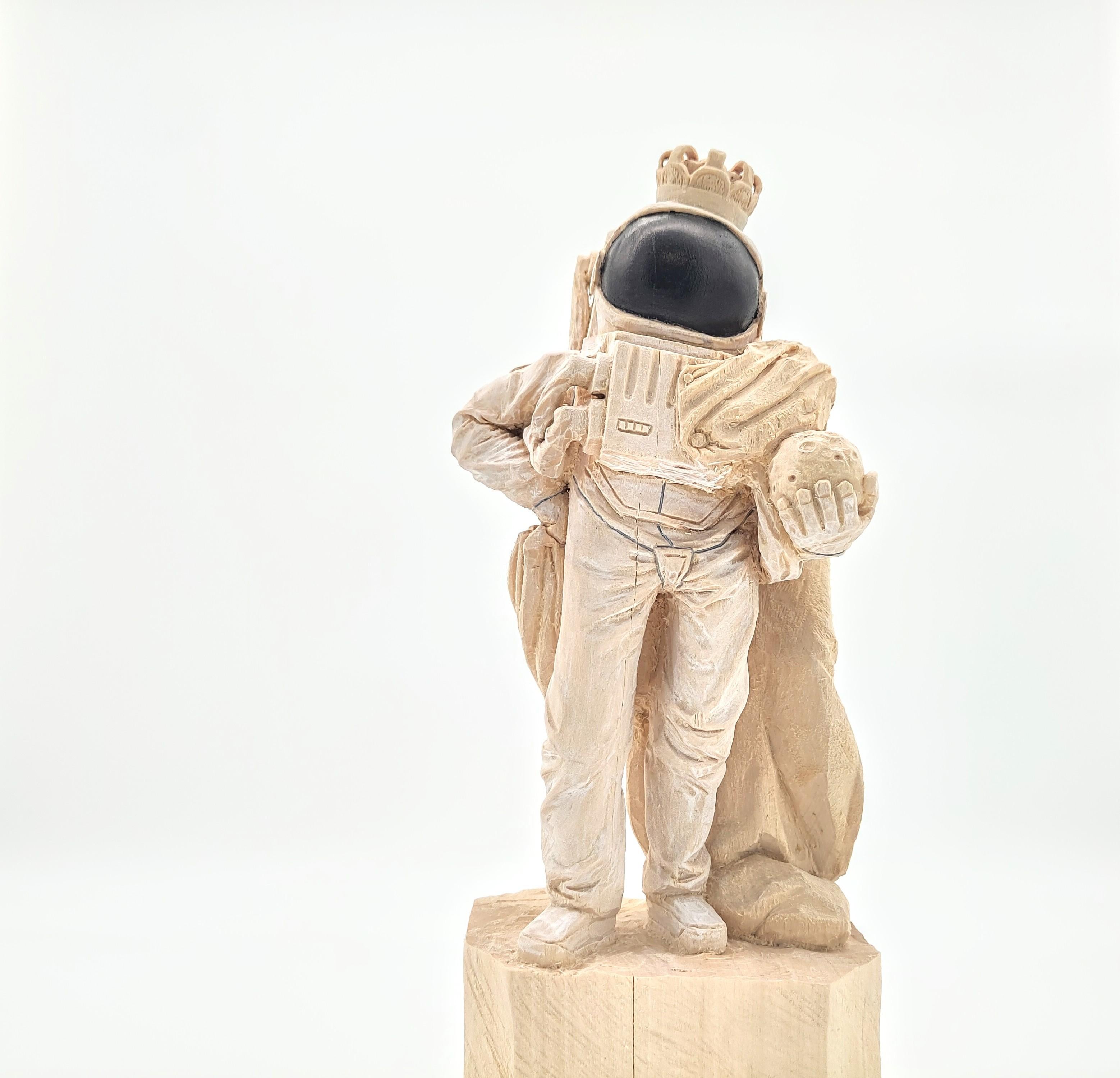 Figurative Sculpture de Philipp Liehr - ''Rey de la Luna'' Escultura única de madera de astronauta con corona