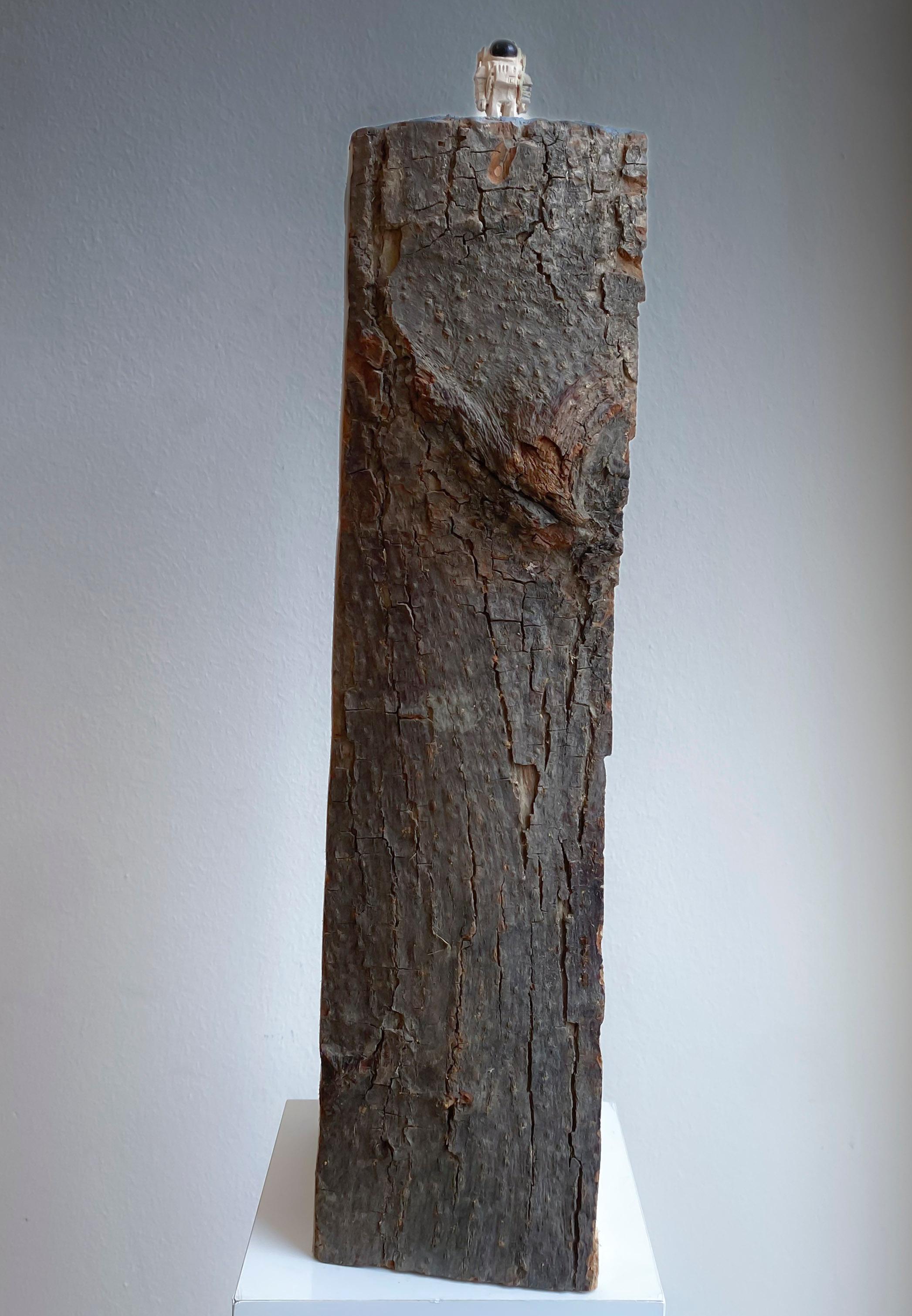 ''Astronautas Solitarios'' Escultura única de madera de astronauta, madera de tilo - Sculpture de Philipp Liehr