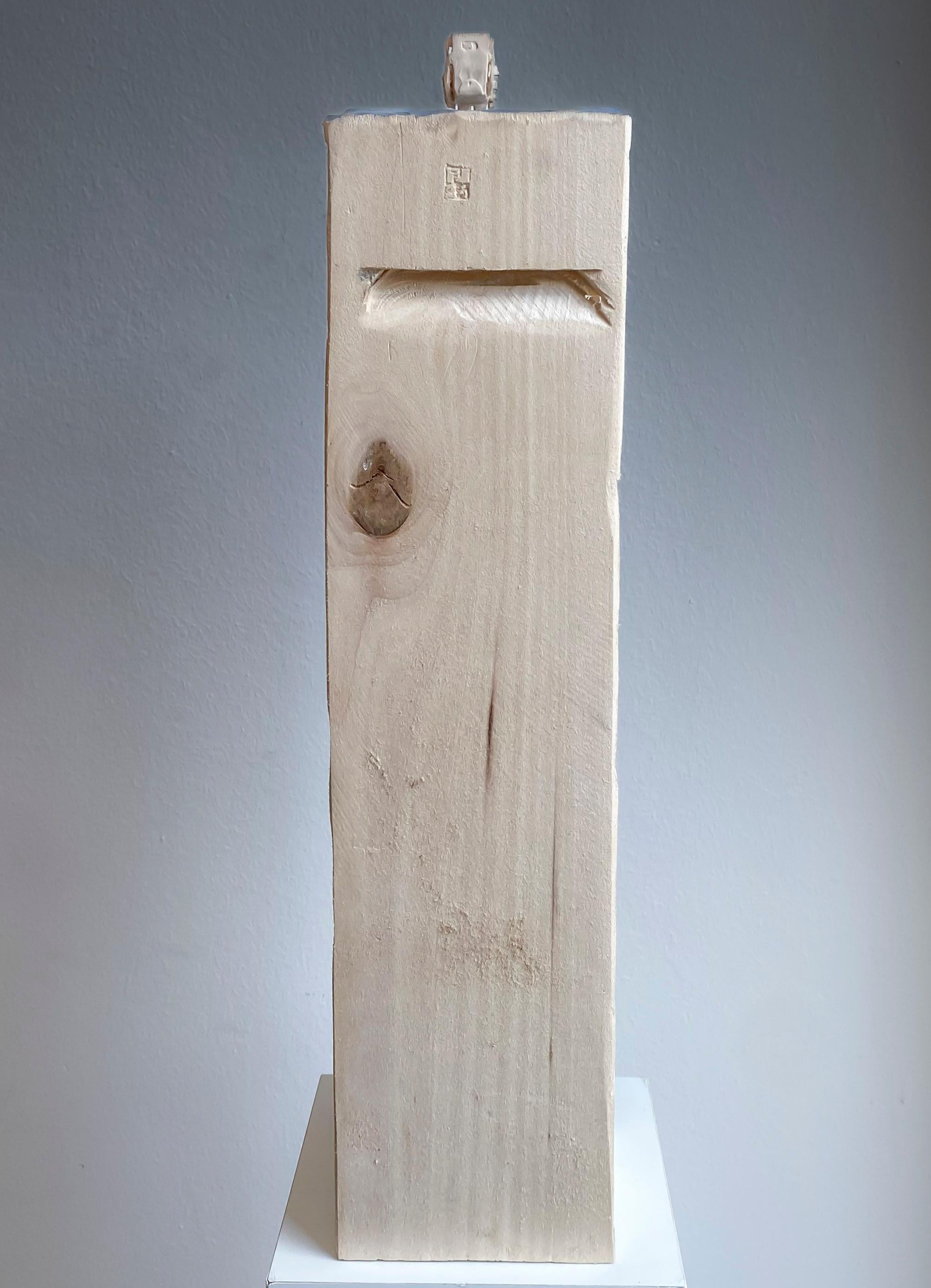 ''Astronautas Solitarios'' Escultura única de madera de astronauta, madera de tilo - Figurative Sculpture Marrón de Philipp Liehr