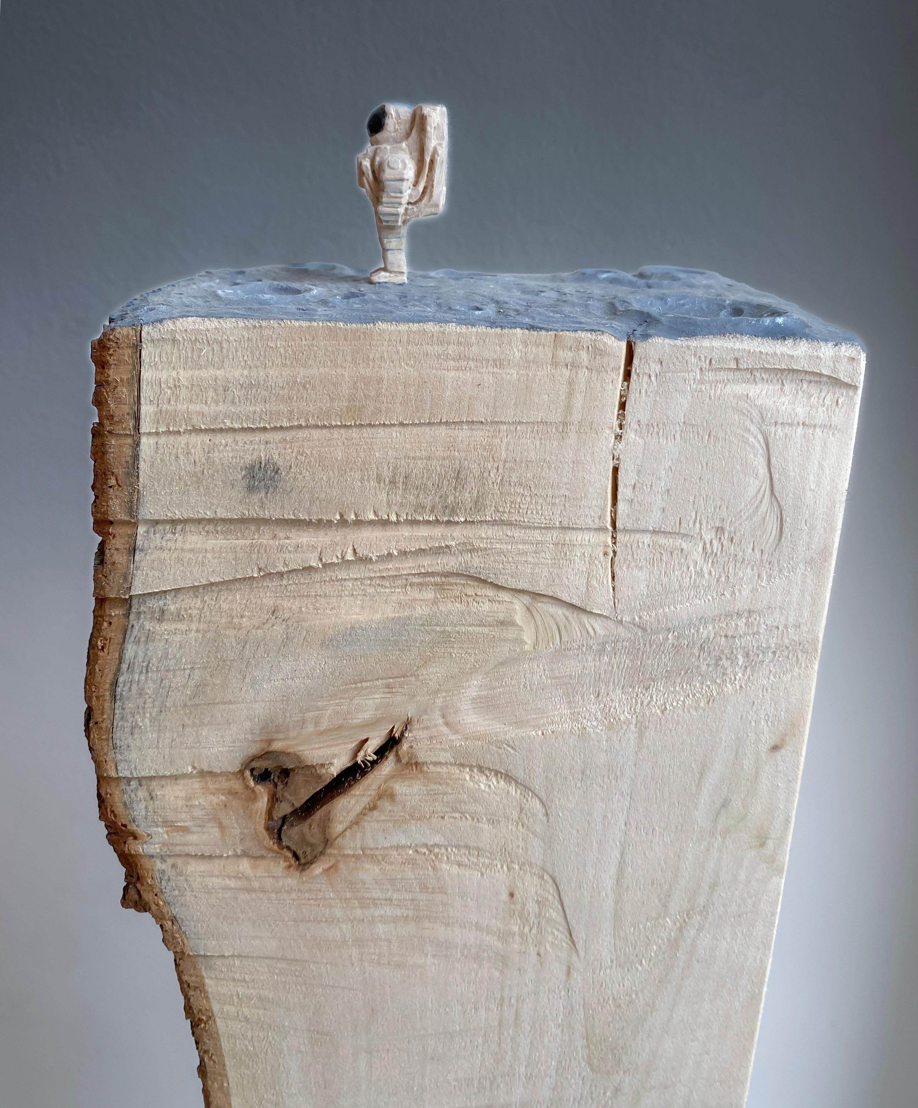 ''Astronautas Solitarios'' Escultura única de madera de astronauta, madera de tilo en venta 1
