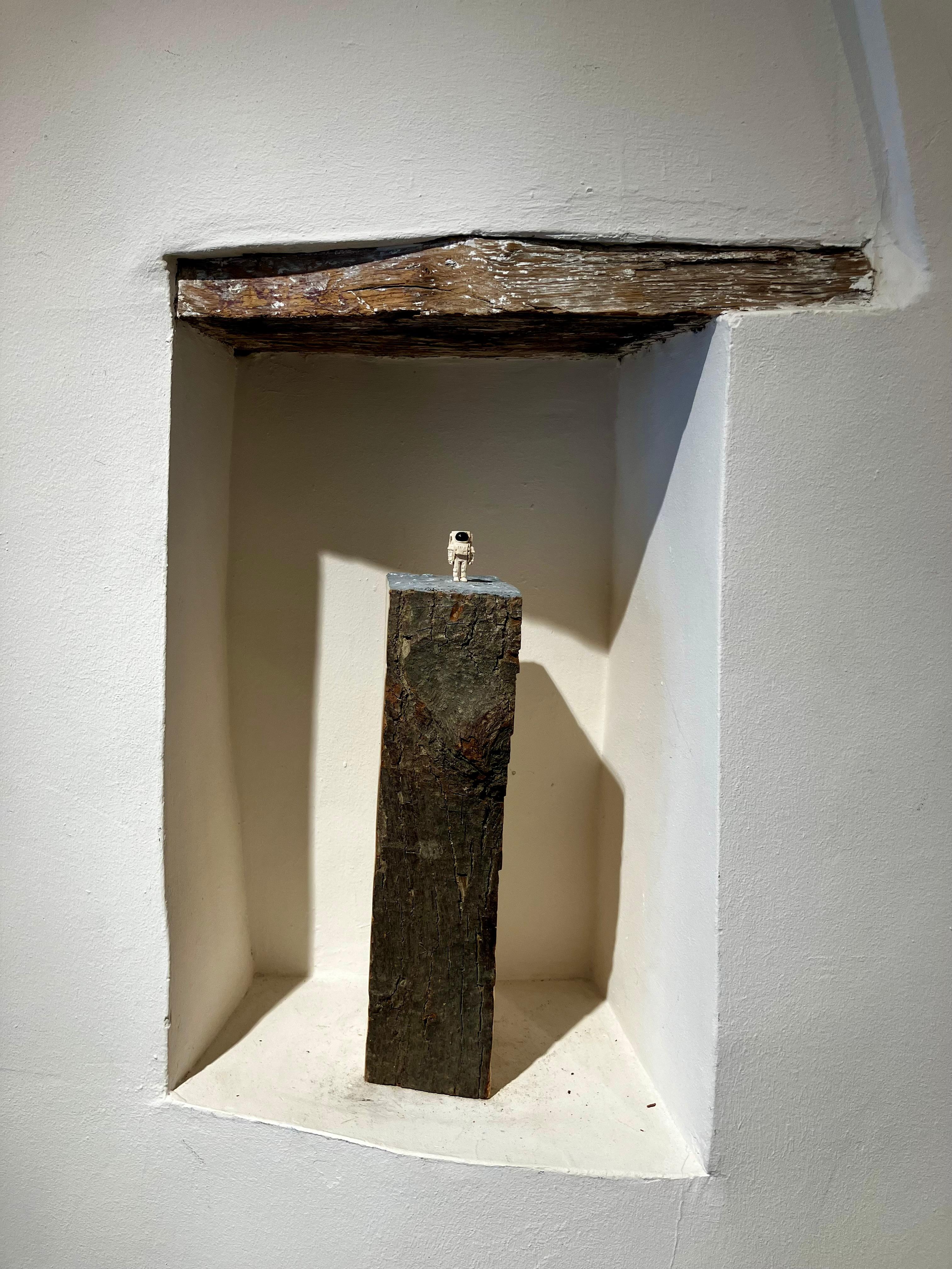 ''Astronautas Solitarios'' Escultura única de madera de astronauta, madera de tilo en venta 2