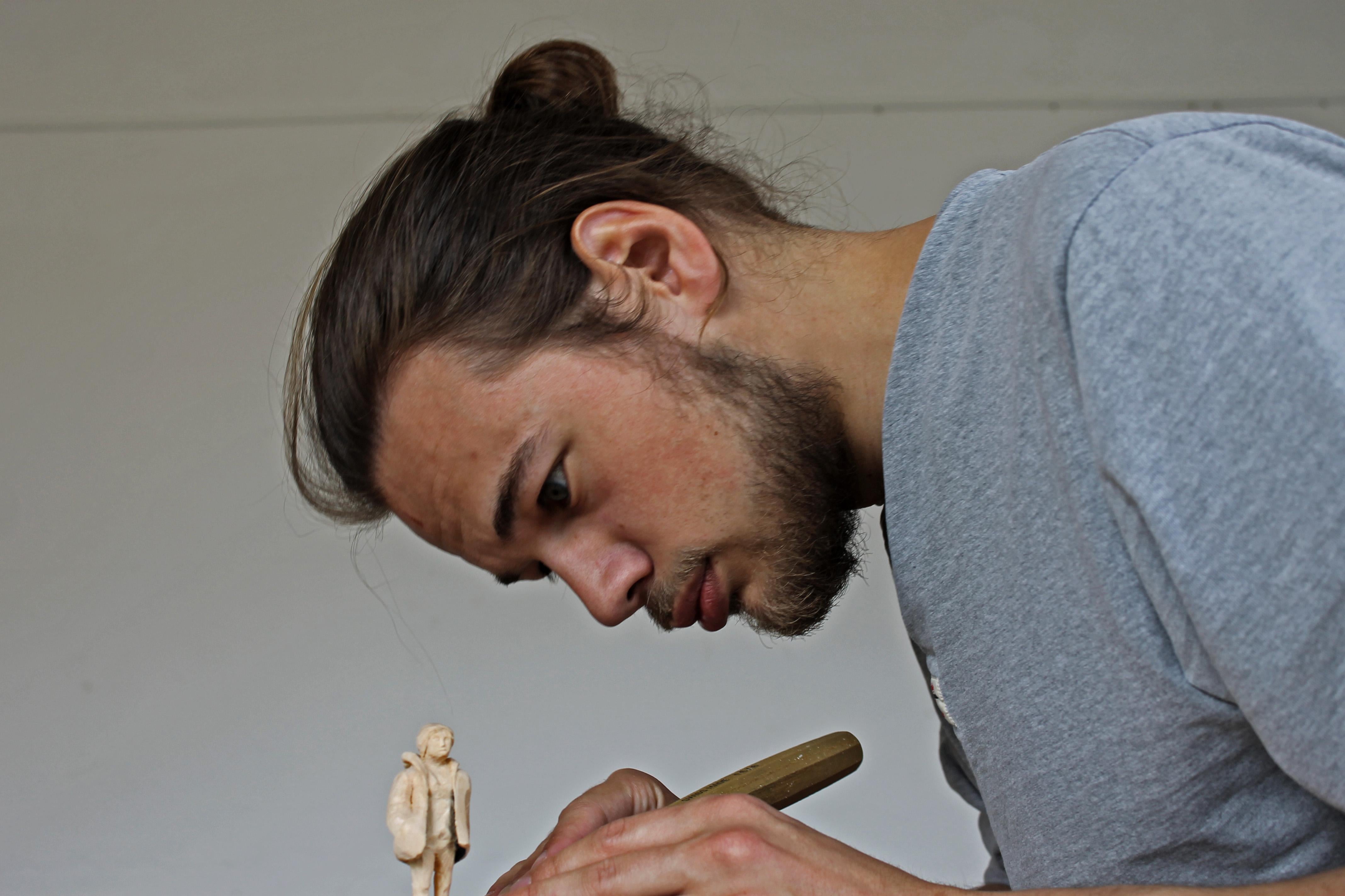 ''Astronautas Solitarios'' Escultura única de madera de astronauta, madera de tilo en venta 3