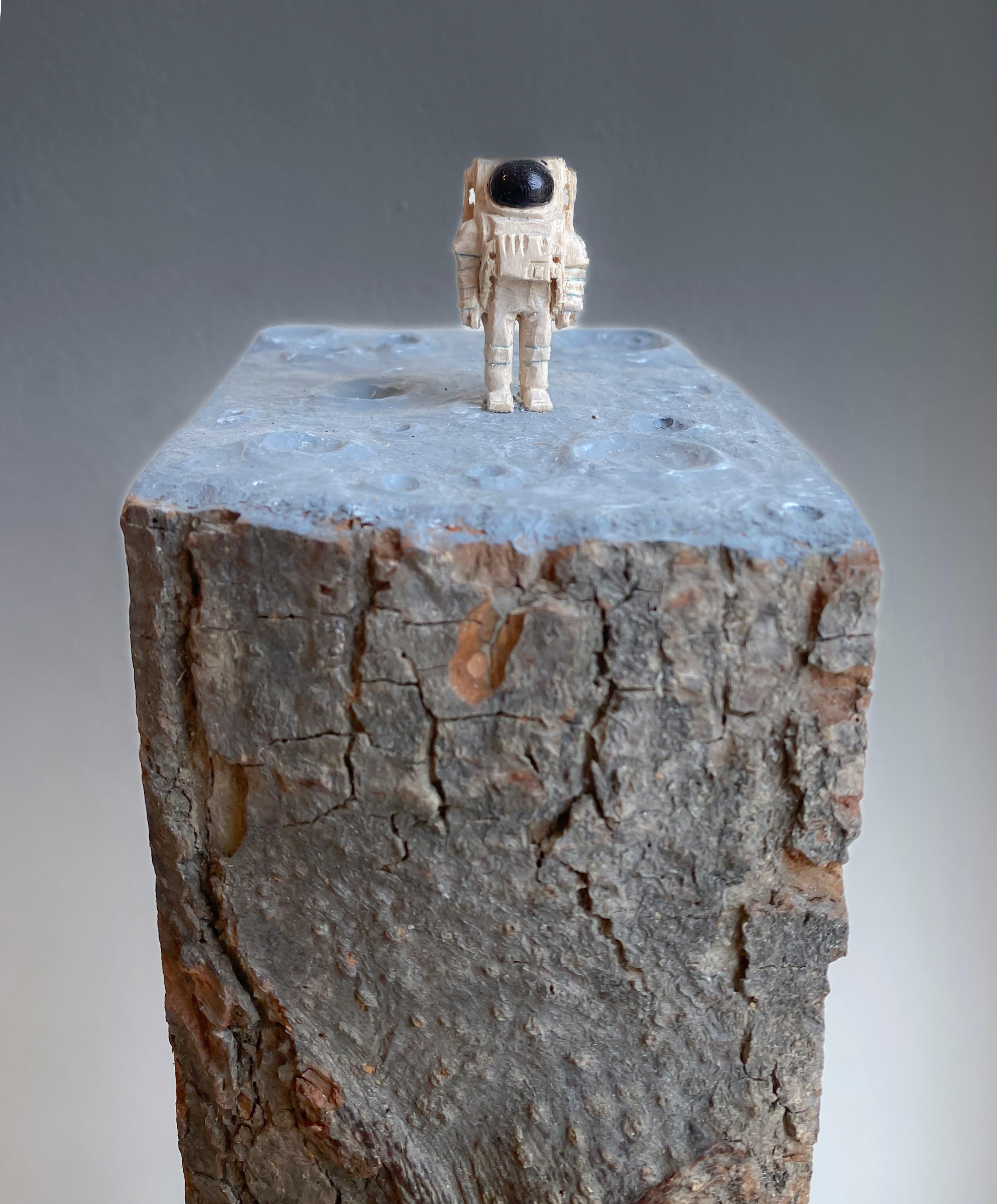Figurative Sculpture de Philipp Liehr - ''Astronautas Solitarios'' Escultura única de madera de astronauta, madera de tilo