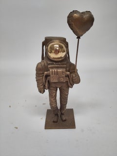 The Love is the Message'' Bronze-Skulptur eines Astronauten mit Herzballon