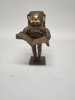 Bronzeskulptur eines Astronauten mit einer Zeitung „News from Earth“ aus der Erde