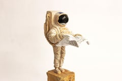 Einzigartige Holzskulptur eines Astronauten mit Zeitung