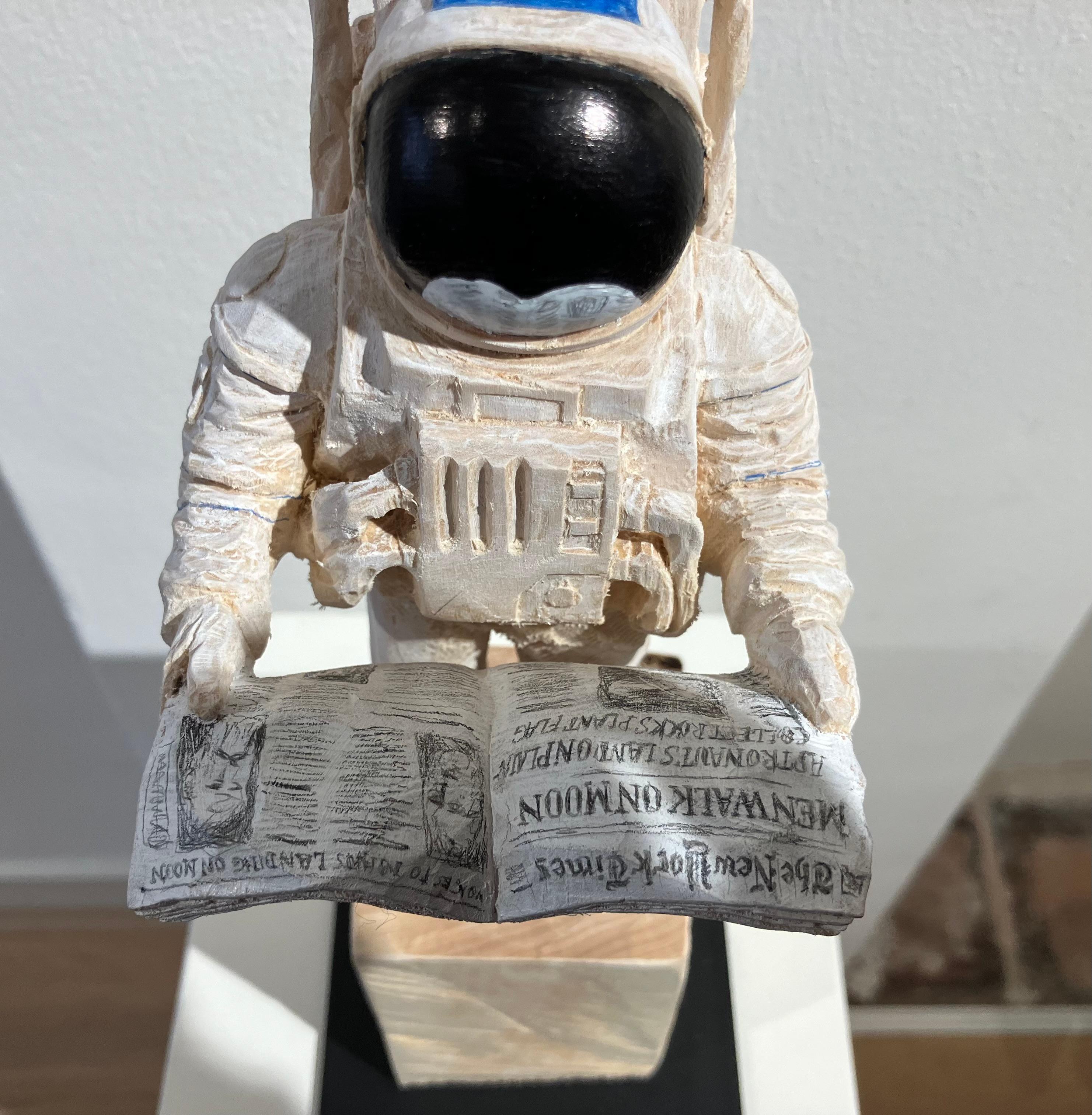 ''Noticias de la Tierra'' Escultura única de madera de astronauta con periódico 1