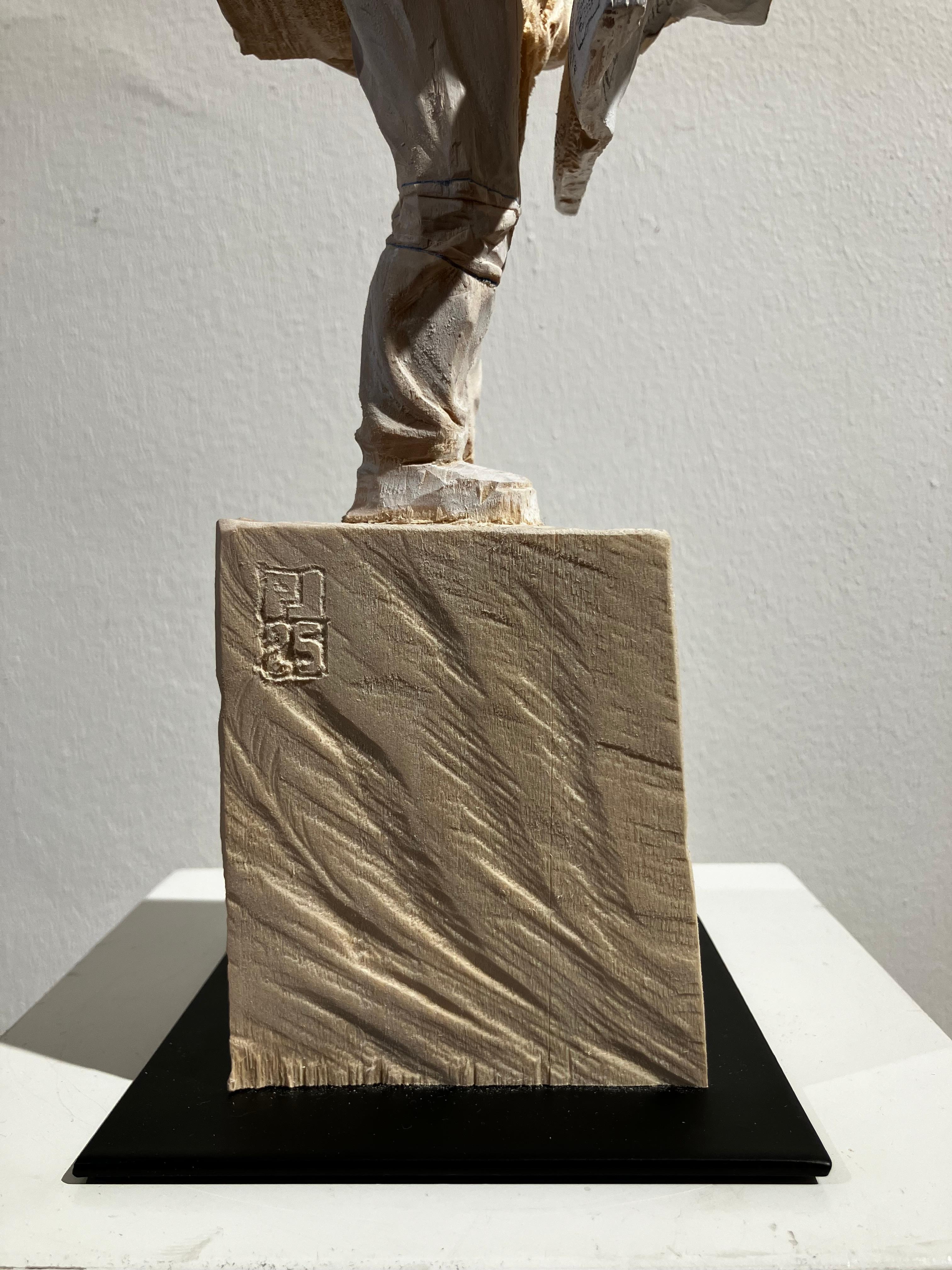 ''Noticias de la Tierra'' Escultura única de madera de astronauta con periódico 2