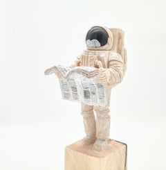 ''Noticias de la Tierra'' Escultura única de madera de astronauta con periódico