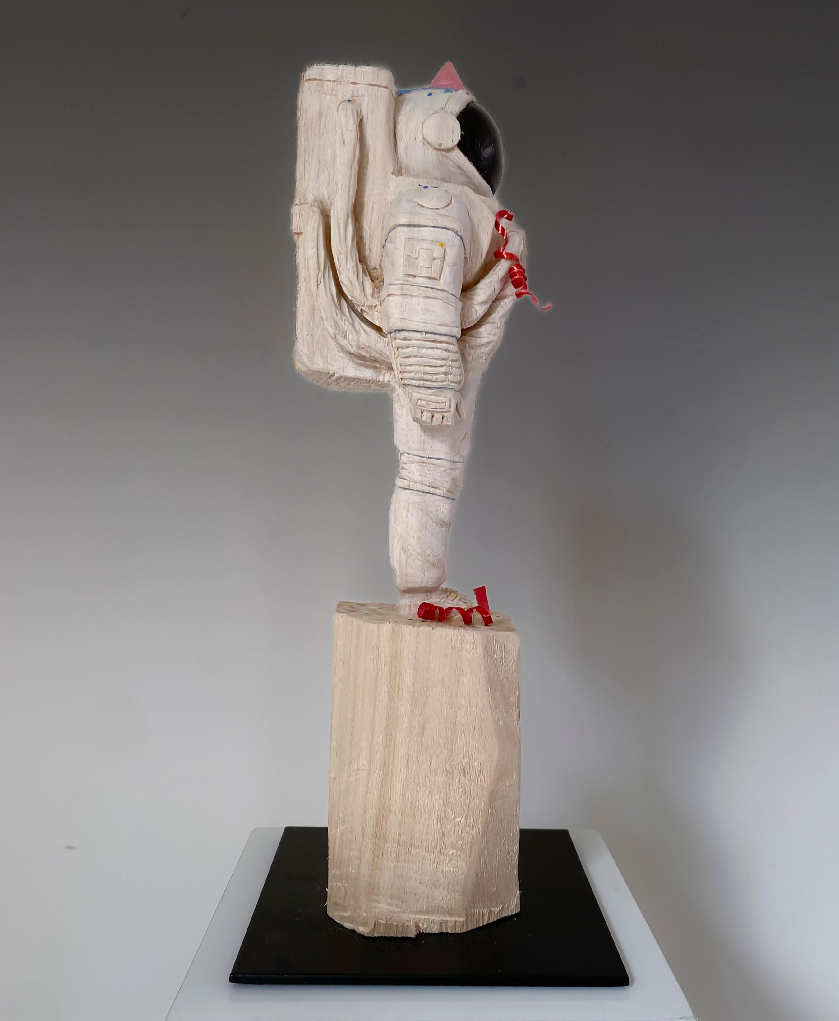 German artist Philipp Liehr first discovered his extraordinary dexterity as a dental technician. He soon perfected this artistically as a cartoonist and during his training as a sculptor.
 
Today, Liehr is known for his contemporary wooden