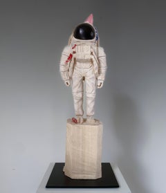 Einzigartige Holzskulptur „Partynaut“ eines Astronauten mit Partyhut und Konfetti