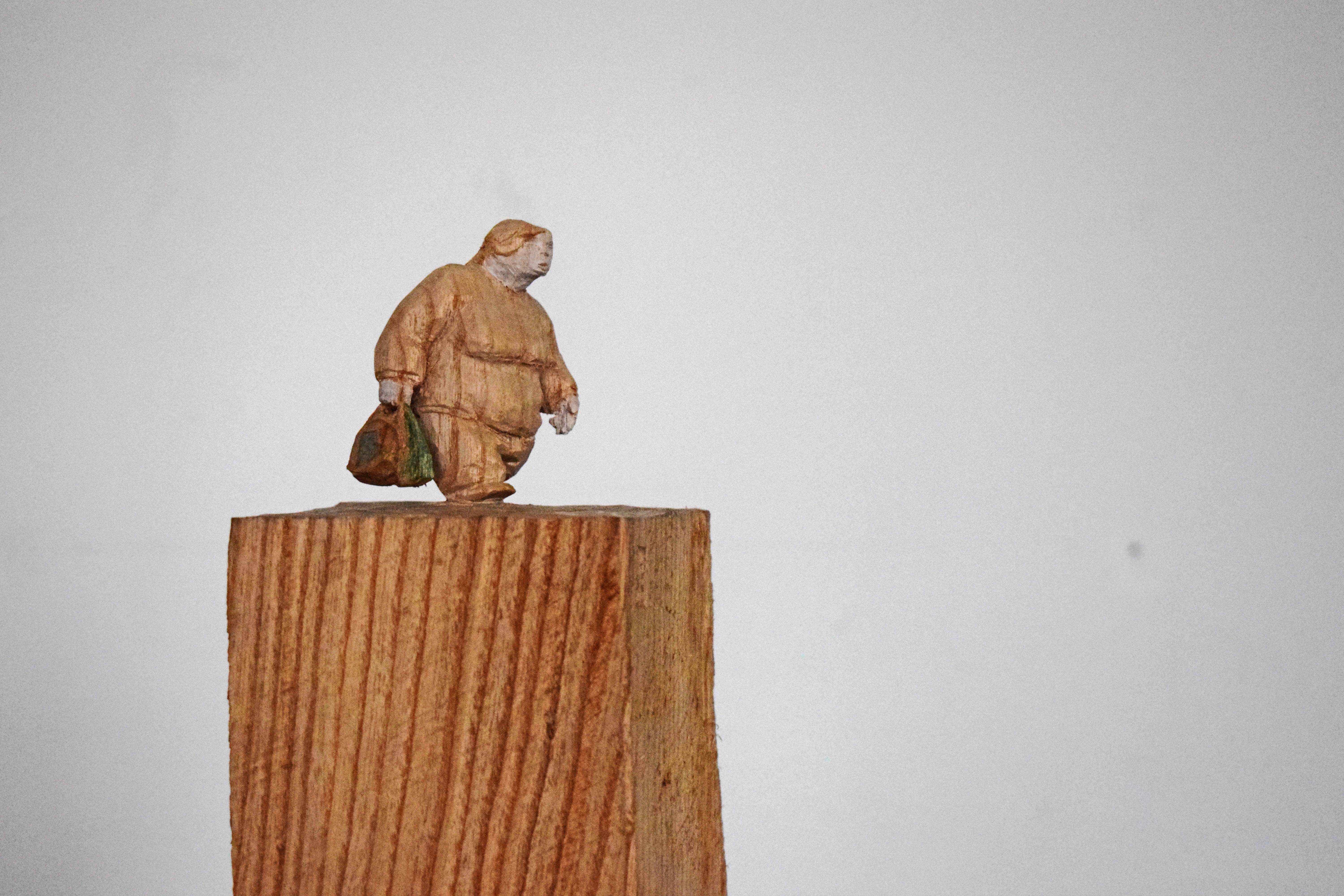 Shopping - Contemporary Wall Wood sculpture, figurative sculpture, wood carving – Sculpture von Philipp Liehr