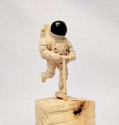Sculpture unique en bois d'astronaute chevauchant un scooter