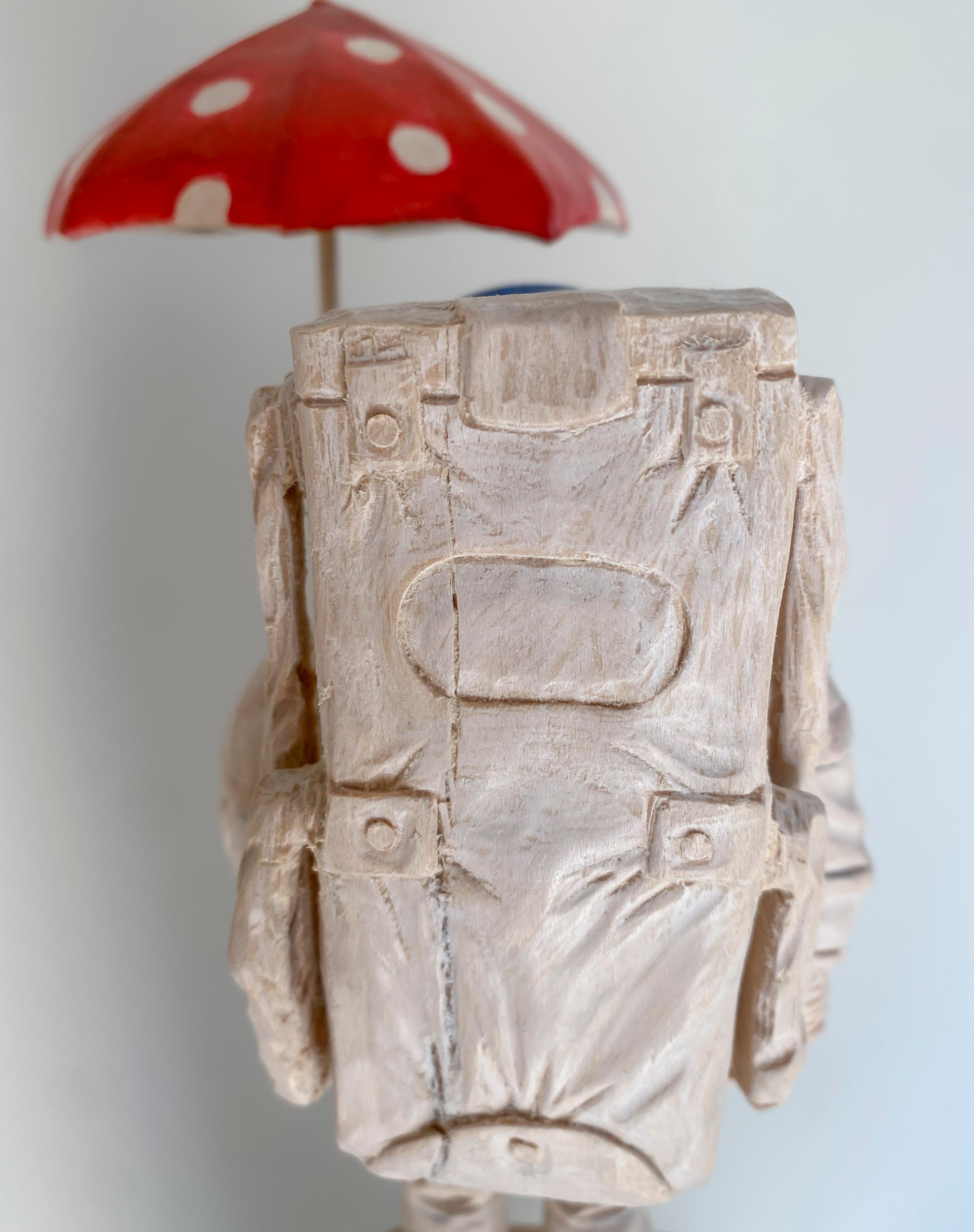 ''Starfall'' Escultura única de madera de astronauta con paraguas rojo - Sculpture de Philipp Liehr