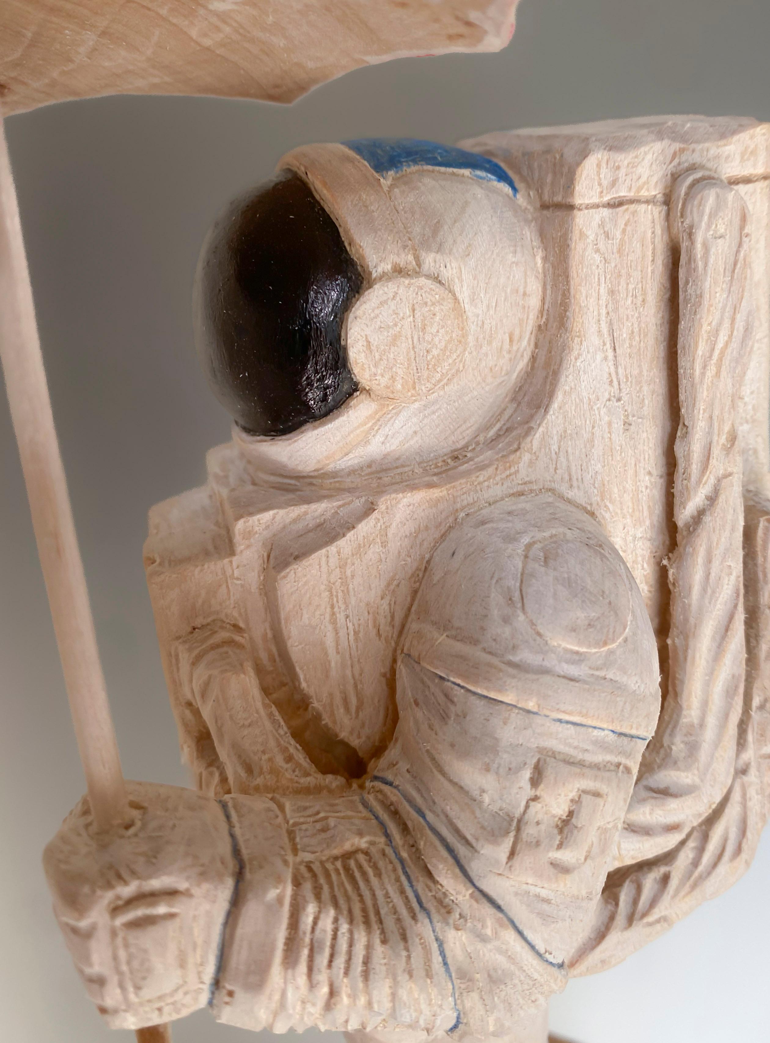 ''Starfall'' Escultura única de madera de astronauta con paraguas rojo - Sculpture Contemporáneo de Philipp Liehr