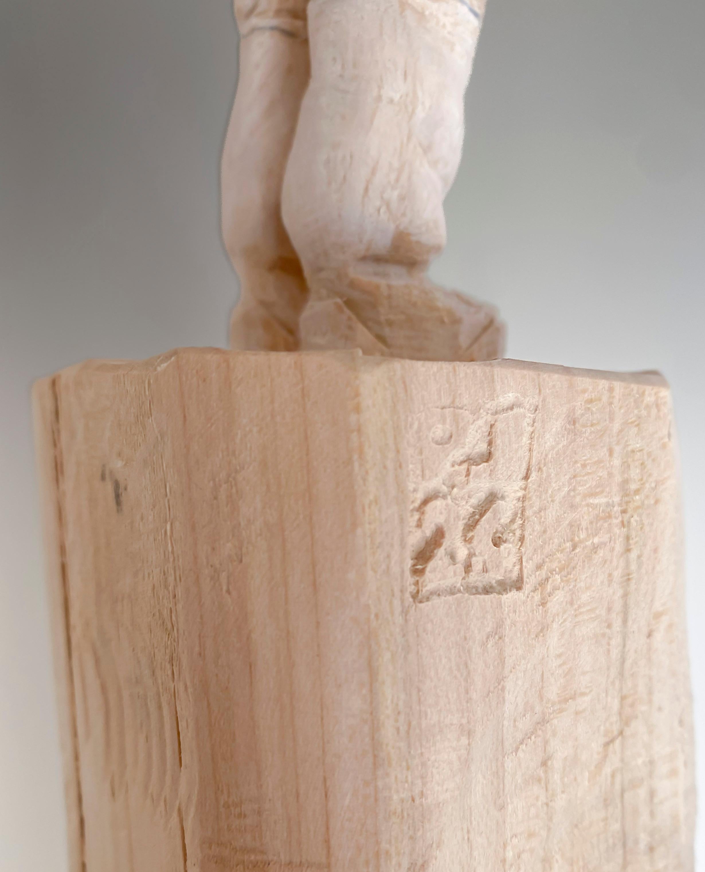 ''Starfall'' Escultura única de madera de astronauta con paraguas rojo - Figurative Sculpture Marrón de Philipp Liehr
