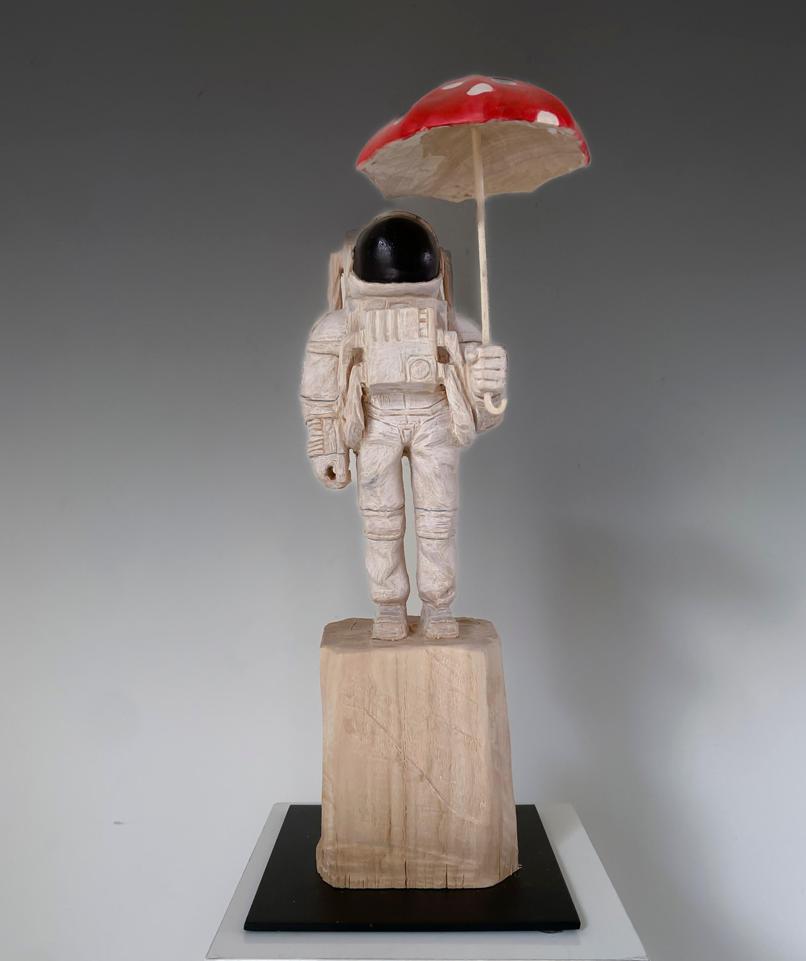 Figurative Sculpture de Philipp Liehr - ''Starfall'' Escultura única de madera de astronauta con paraguas rojo