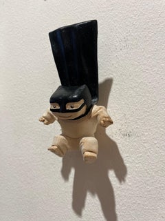 Sculpture unique en bois d'un garçon avec une cape noire « Superhero Flies »