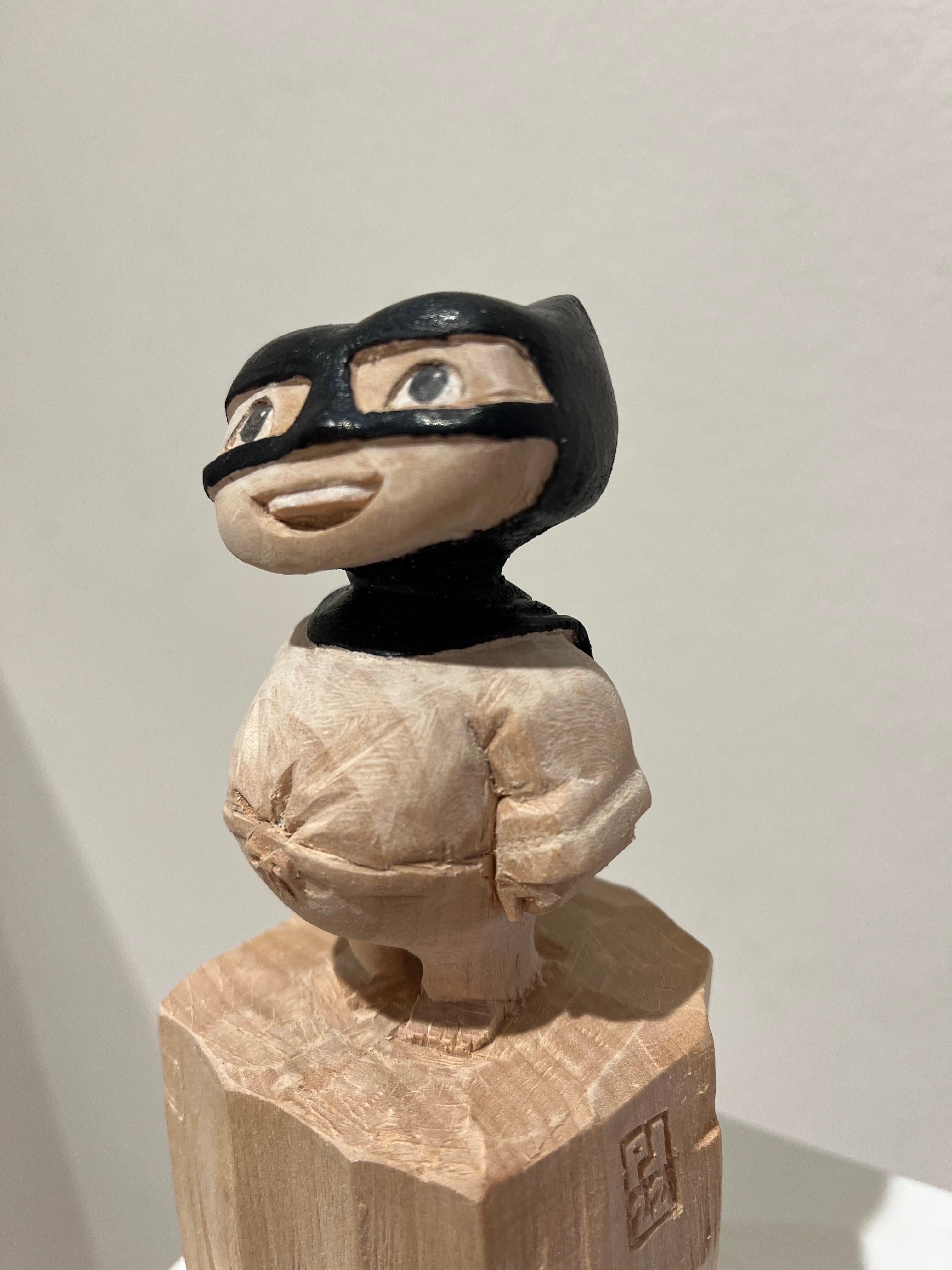 Philipp Liehr Figurative Sculpture – Einzigartige Holzskulptur „Superhero“ eines Jungen mit schwarzem Umhang