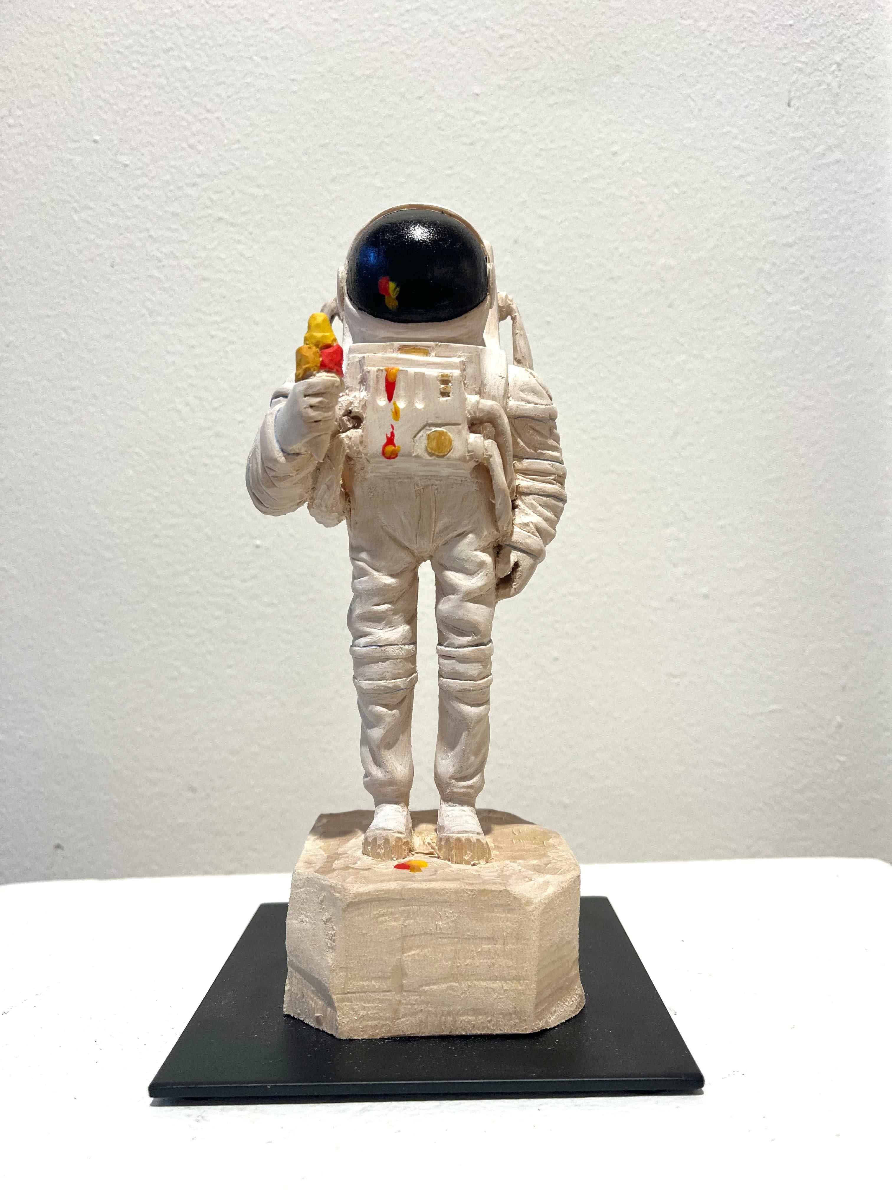Einzigartige Holzskulptur eines Astronauten mit Eiscreme-Eiscreme-Eiscreme-Schmelz Zahn'' – Sculpture von Philipp Liehr