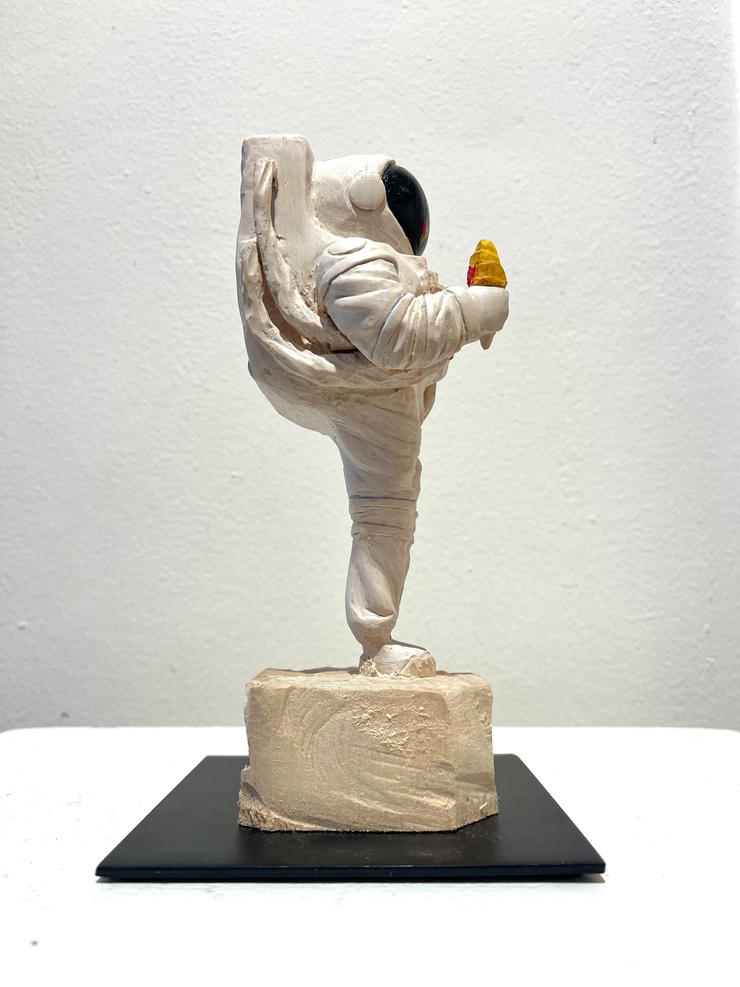 « Sweet Tooth » Sculpture unique en bois d'astronaute avec crème glacée en vente 2