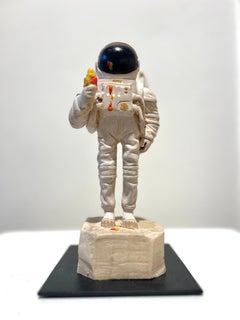 « Sweet Tooth » Sculpture unique en bois d'astronaute avec crème glacée