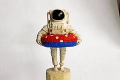 „Taking a Dip“ Einzigartige Holzskulptur eines Astronauten mit Innenröhren in Rot und Blau