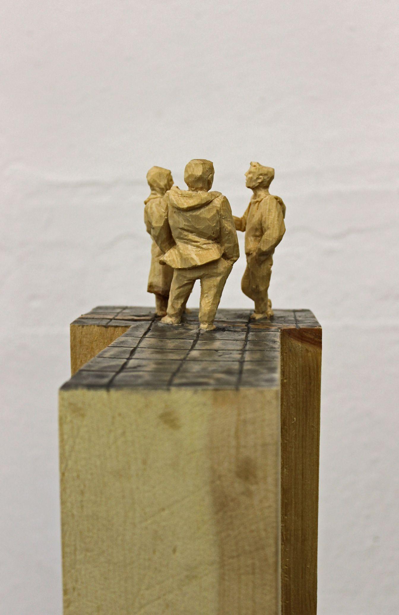 The Dispute - Wood sculpture, figurative sculpture, wood carving - Contemporary Sculpture by Philipp Liehr