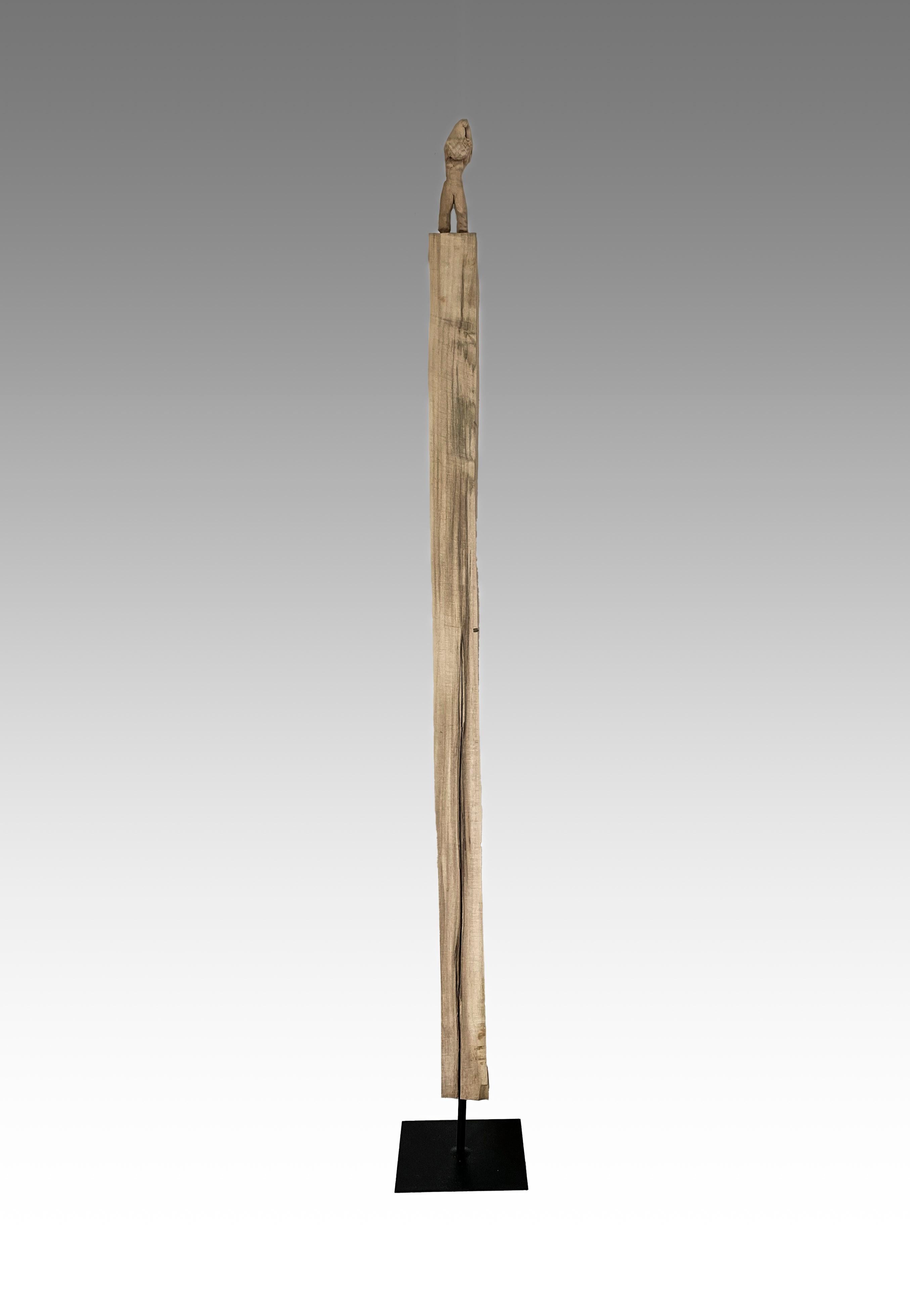 Desnúdate X Escultura única de madera de una figura desnudándose, Lindewood - Sculpture de Philipp Liehr