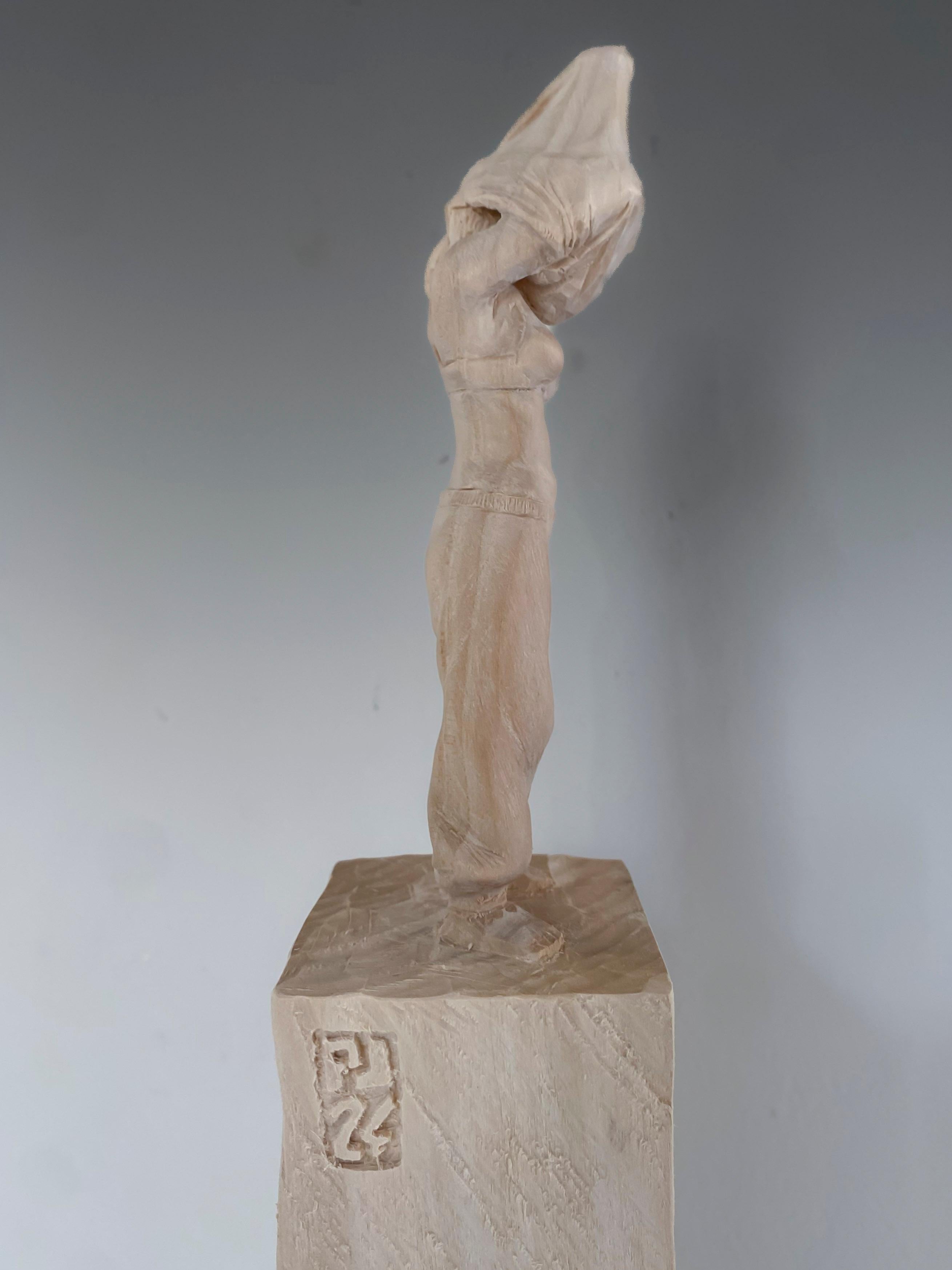 Desnúdate X Escultura única de madera de una figura desnudándose, Lindewood - Sculpture Contemporáneo de Philipp Liehr