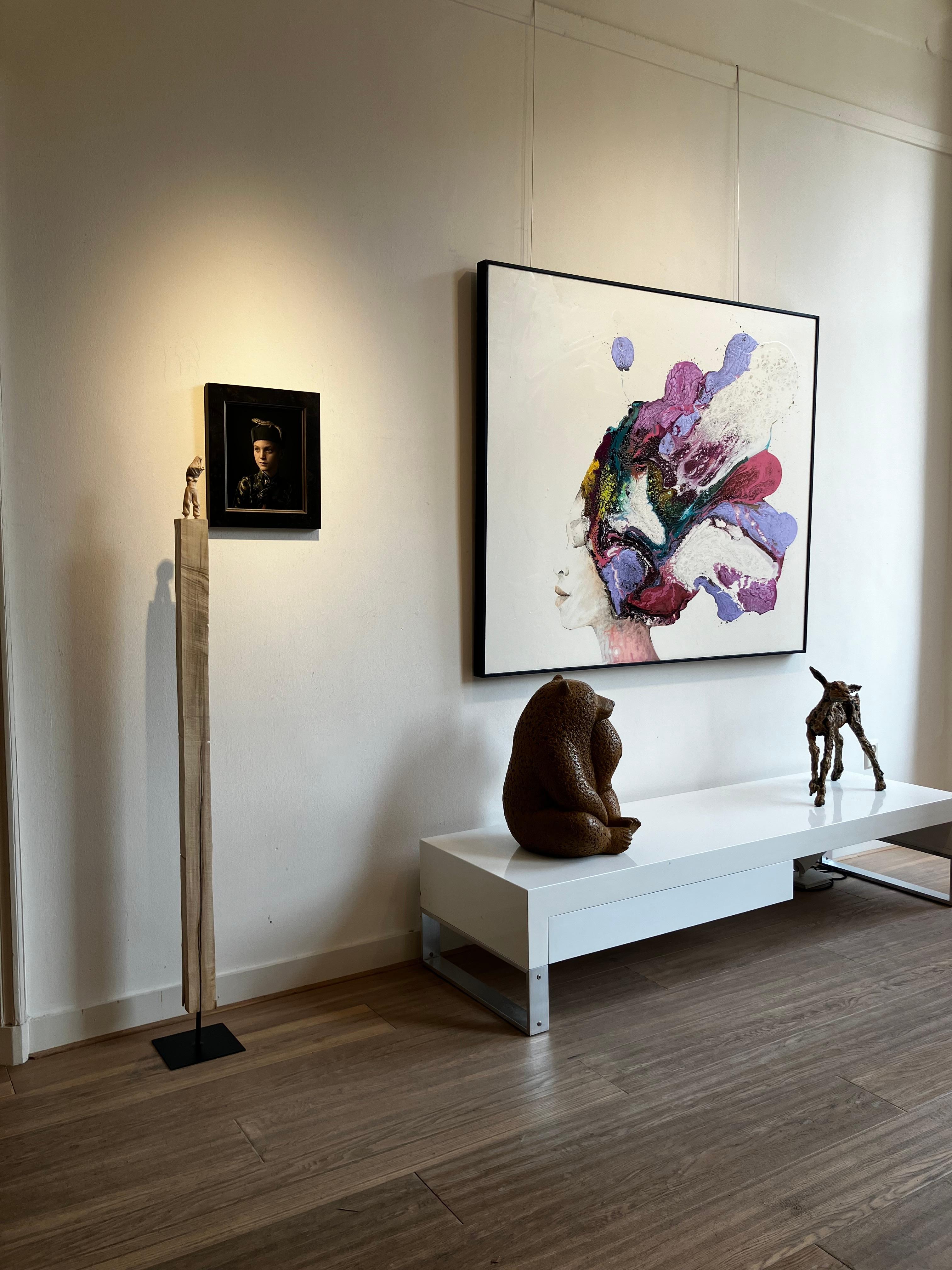Desnúdate X Escultura única de madera de una figura desnudándose, Lindewood 1