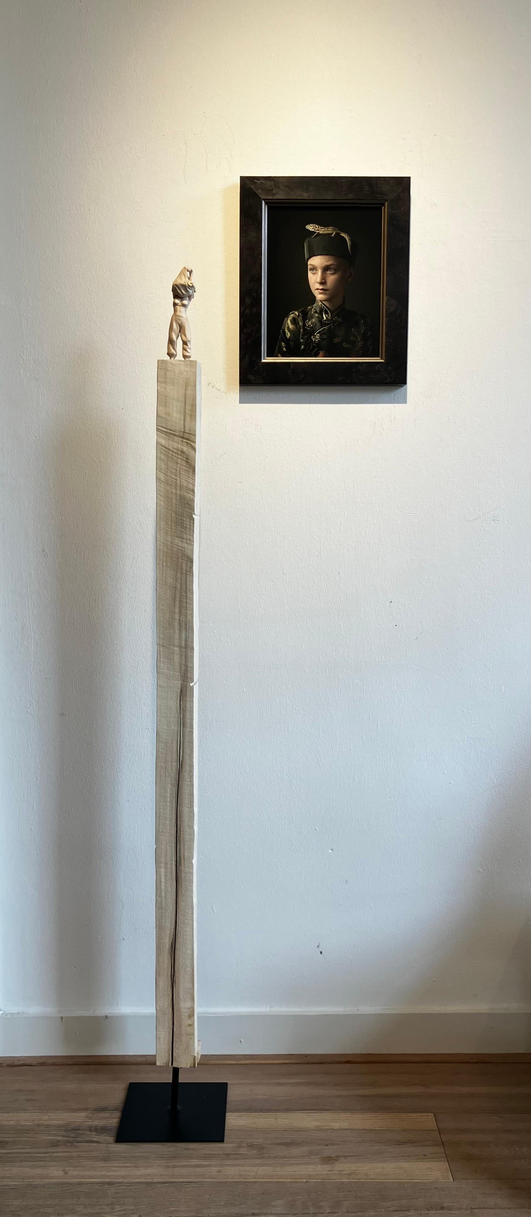 Desnúdate X Escultura única de madera de una figura desnudándose, Lindewood 2