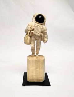 Sculpture unique en bois d'astronaute avec un sac de sport