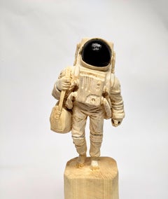 Sculpture unique en bois d'astronaute avec un sac de sport