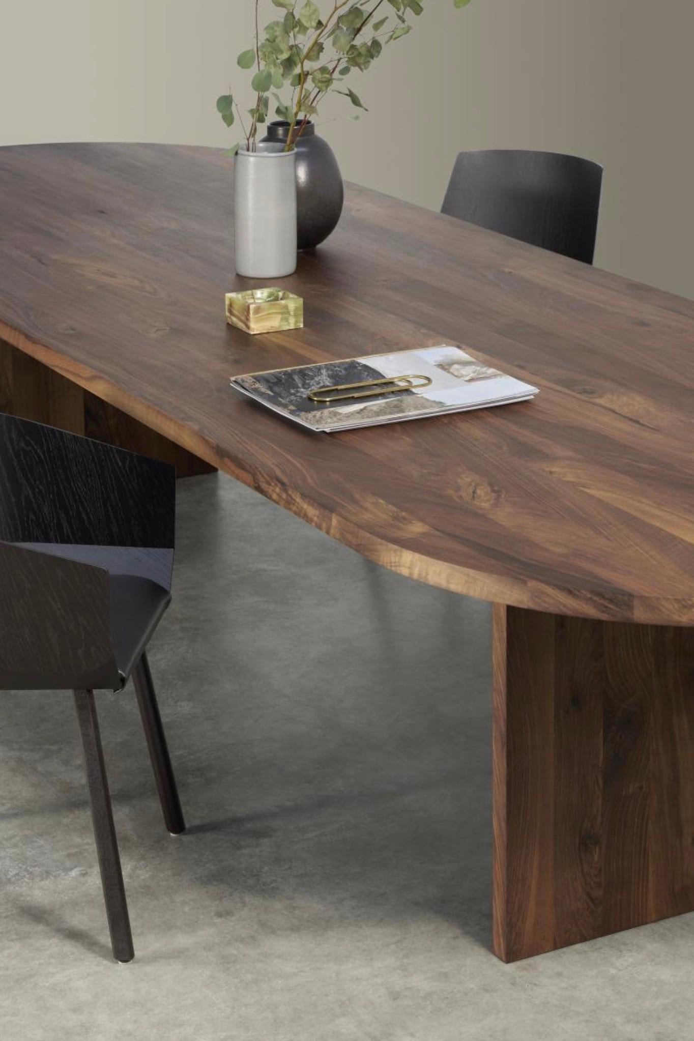 Table ovale 'ASHIDA' de Philipp Mainzer 360cm en noyer massif pour e15 Neuf - En vente à Tilburg, NL