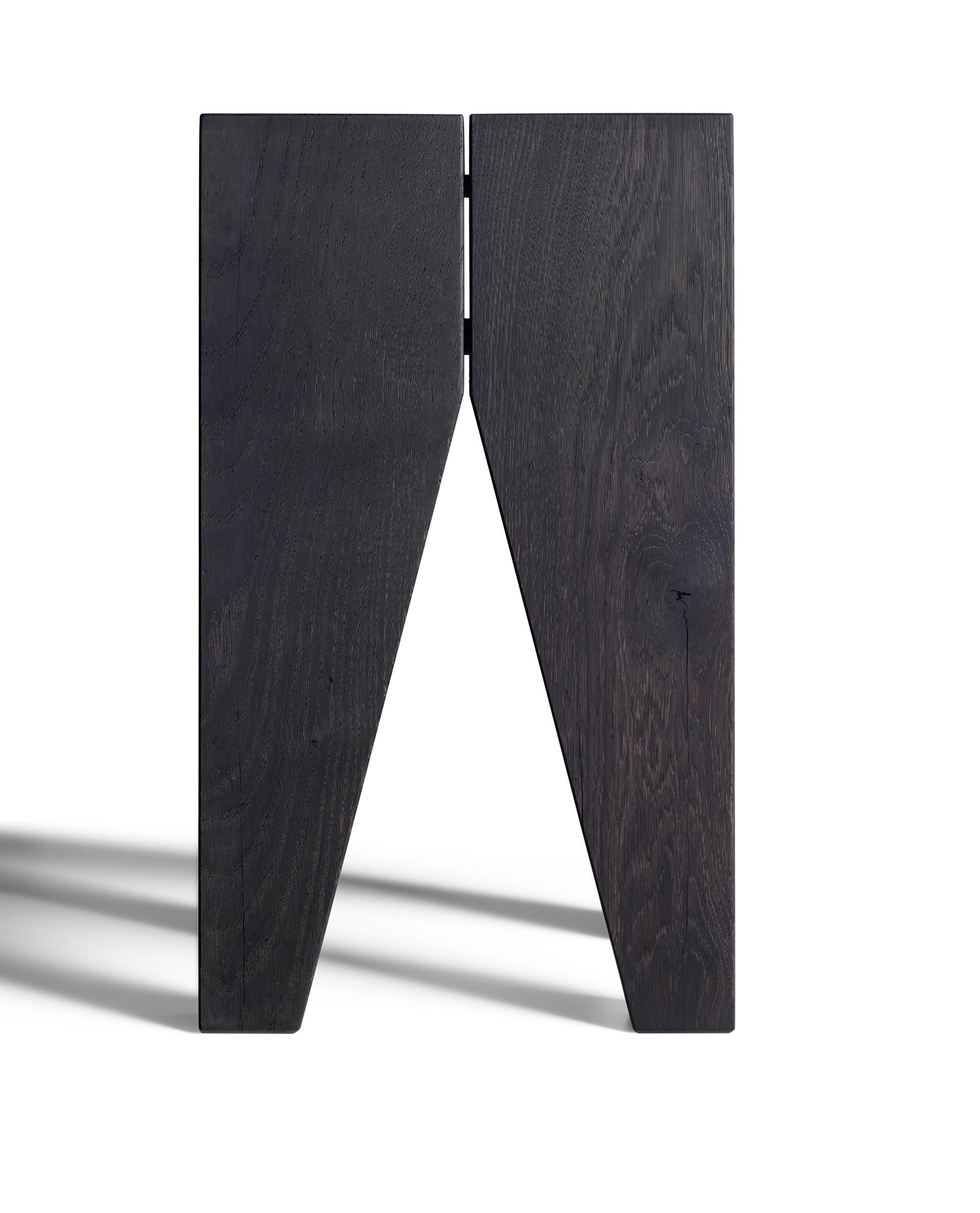 Chêne Table d'appoint en chêne noir Philipp Mainzer Backenzahn pour E15 en vente