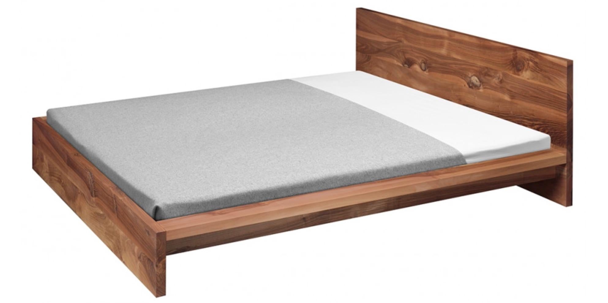 Letto Kingsize 'SL02 MO' di Philipp Mainzer in noce massiccio per e15.

Nuovo, produzione attuale.

Il letto MO in legno massiccio è un design originale e iconico di e15, che rappresenta l'estetica distinta e duratura di e15.
Design/One: Philipp