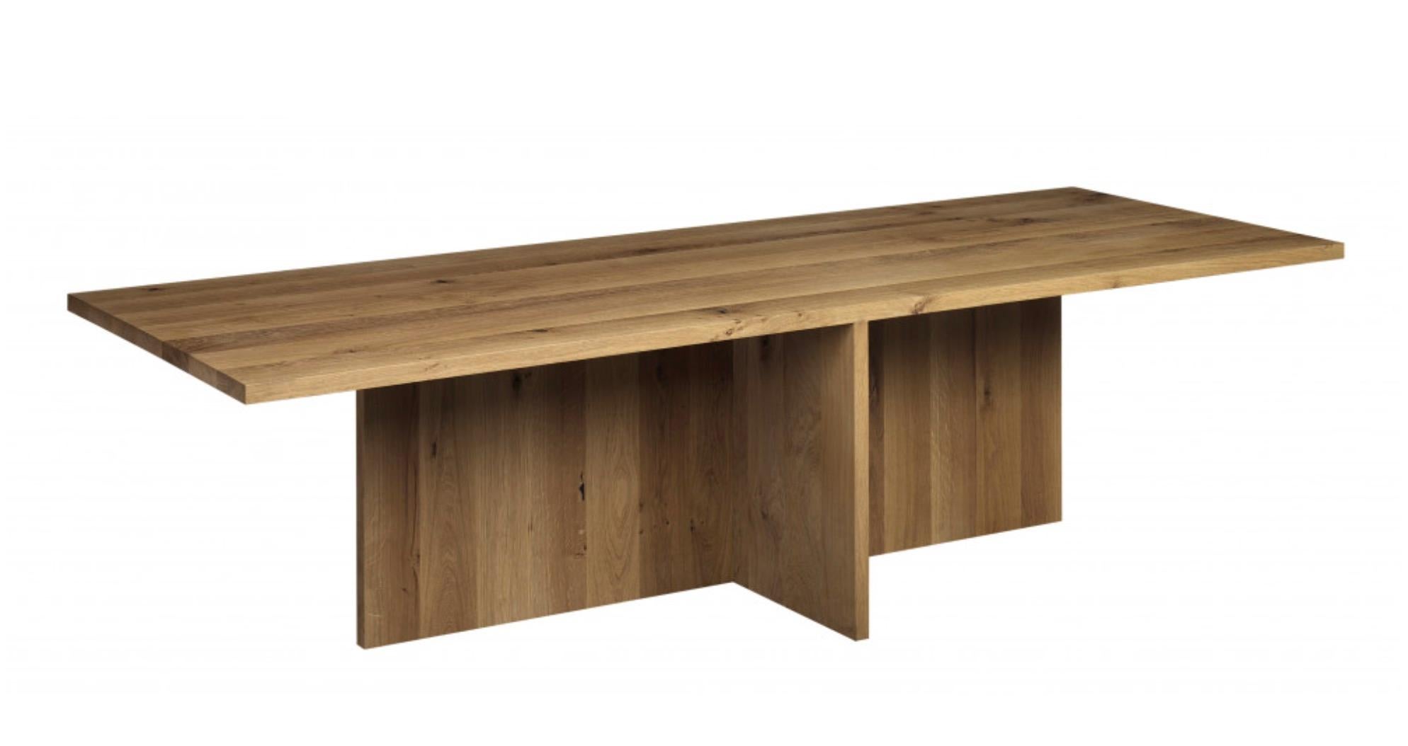 Table 'ZEHN' de Philipp Mainzer 300cm en chêne européen massif pour e15.

Nouveau, production en cours.

D'aspect sculptural, la table en bois massif ZEHN présente des formes géométriques essentielles d'une simplicité saisissante.

Ce produit est
