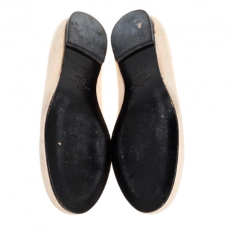 Creations from Philipp Plein are effortlessly stylish just like these flats. They have been crafted from beige suede and designed with round toes that flaunt skull motifs. They are endowed with comfortable leather-lined insoles and tough outsoles.