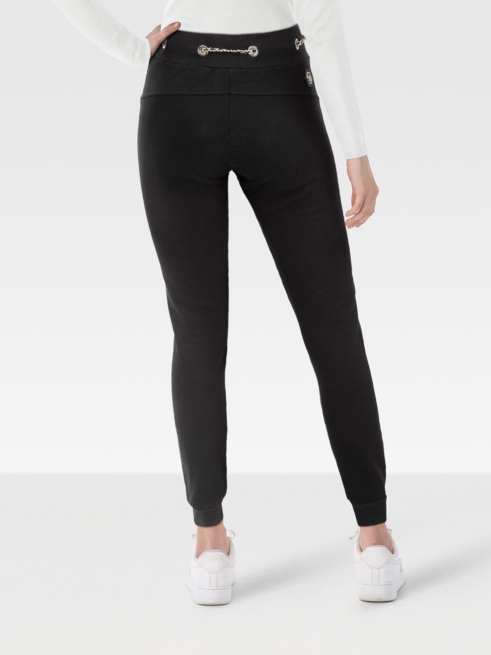 L'ÉTAT est très bon. L'usure du pantalon est à peine visible sur cet article de revente d'occasion de Philipp Plein.
 

 

 

 Détails
 

 

 Noir
 

 Coton
 

 Joggers
 

 Coupe étroite
 

 Taille élastiquée avec cordon de serrage
 

 Cordon de